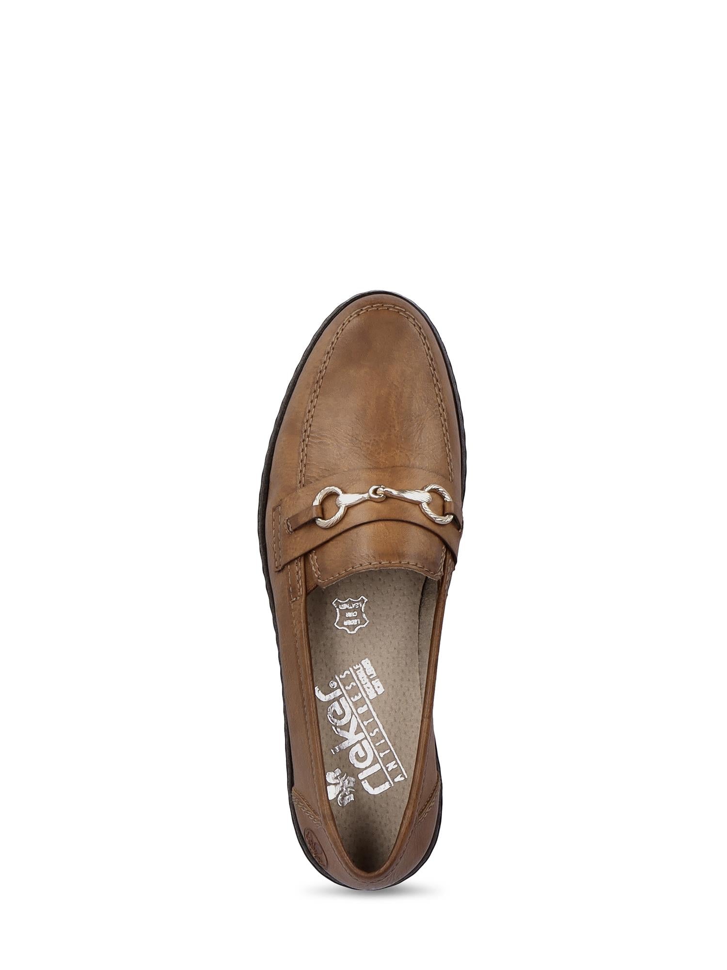 Brune skinn 04396 Rieker dameloafer Cayenne fra Rieker Comfort & Style, med en sølvspennedetalj på toppen. Sett ovenfra fremhever den merkede innersålen disse loaferne som lekre med komfort i høyeste klasse.