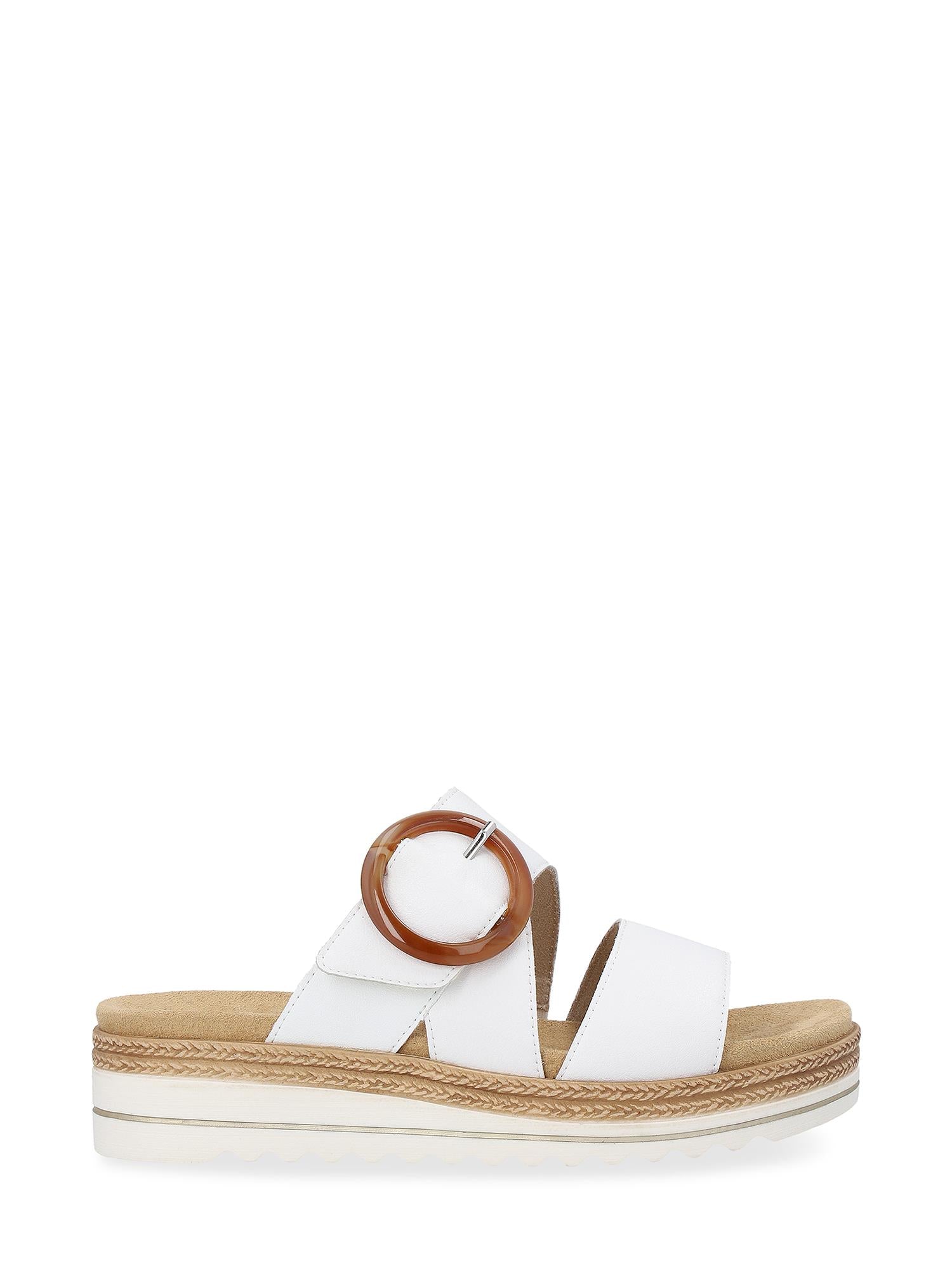 Remonte 07635 Aroha Leather Sandal har to brede, hvite reimer, en stor, brun spenne, en beige RemonteSoft-dempet såle med uttakbar innersåle og en hvit plate med flettet kant, vist på en vanlig hvit bakgrunn.
