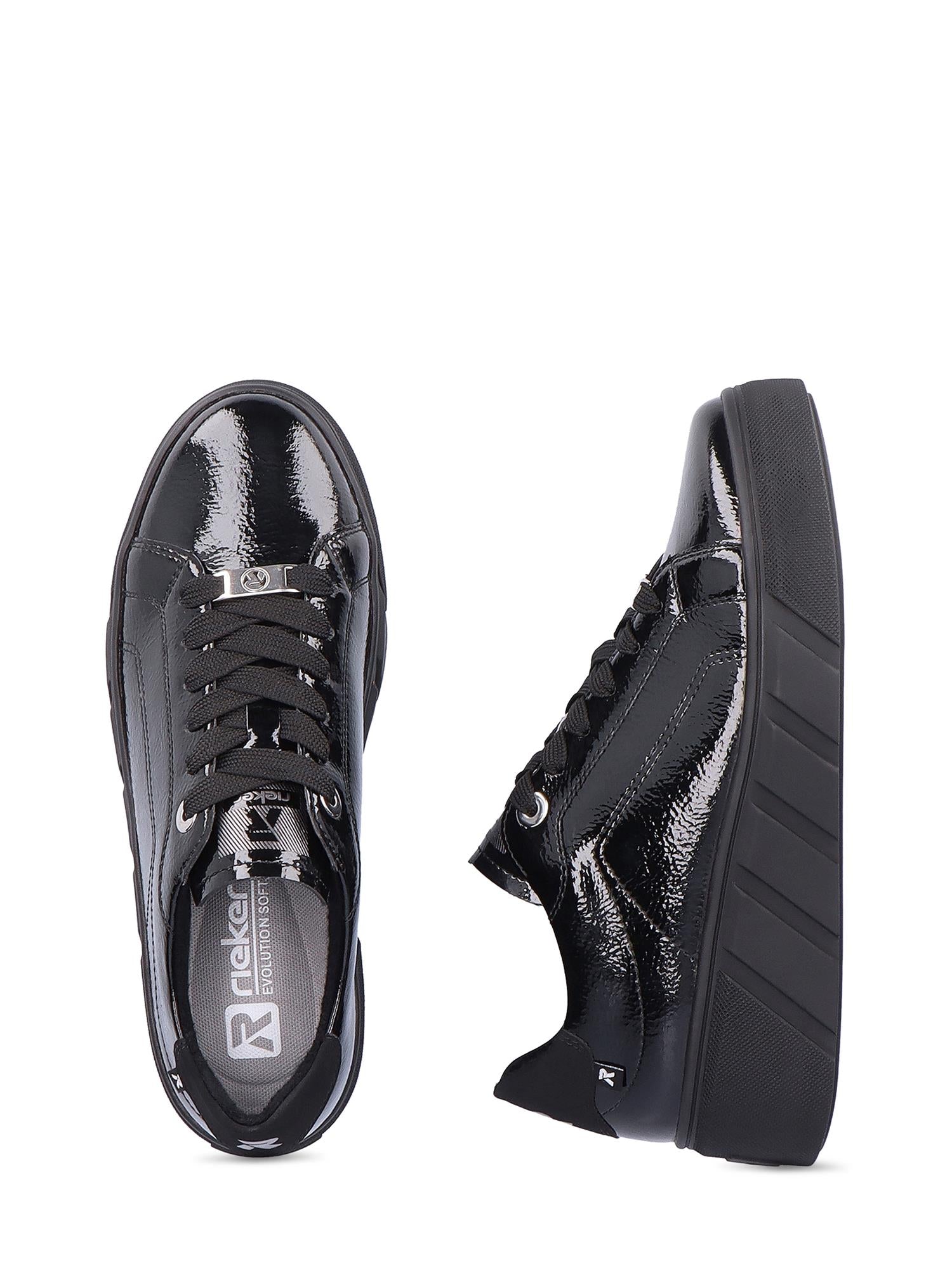 Et par Rieker Sport 04543 Rieker-Evolution Patent Leather Platform Sneakers med svarte lisser - den ene vist ovenfra med logo på innersålen, den andre fra siden med den tykke yttersålen i PU.
