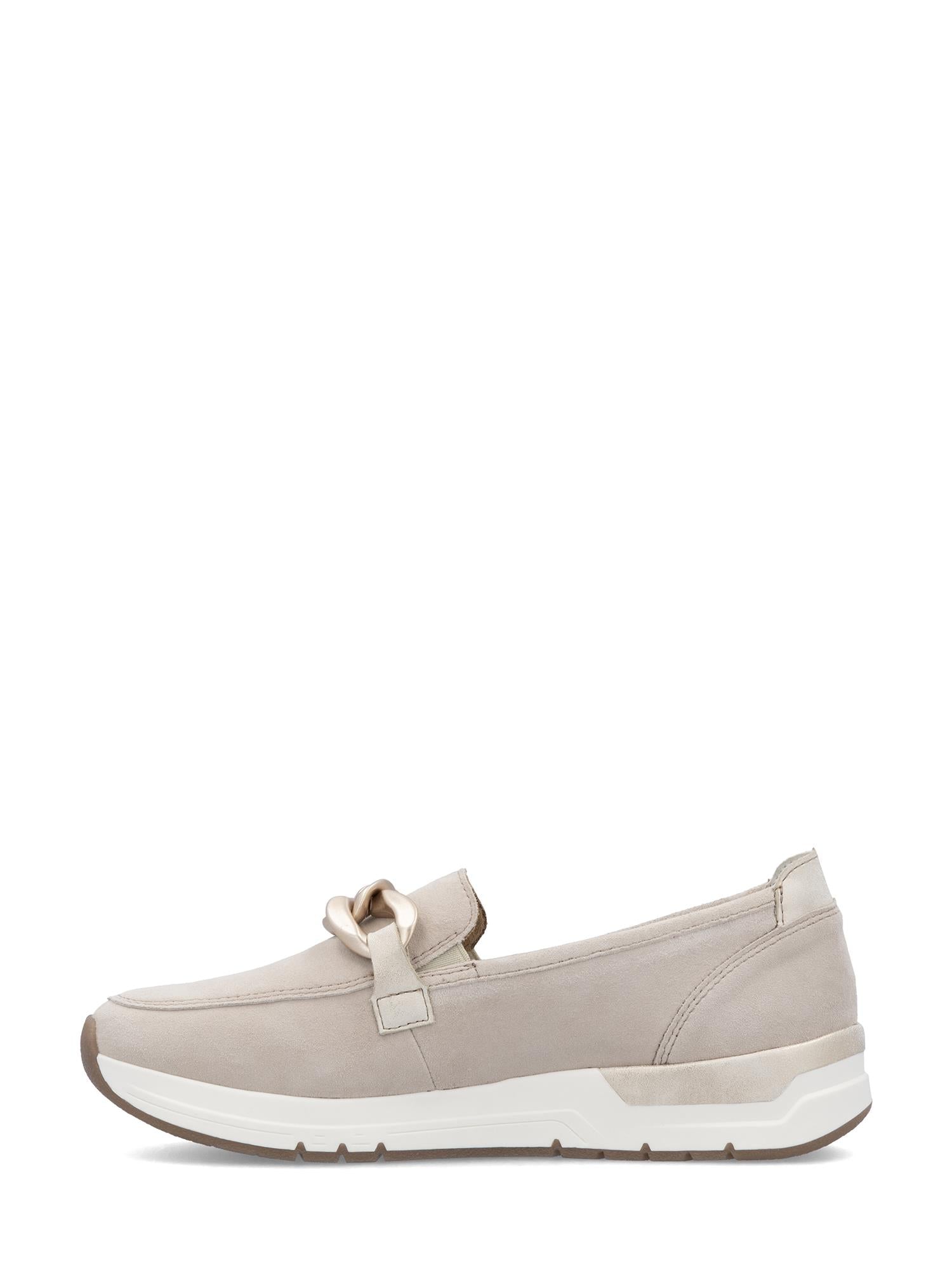 02961 Rieker Soft Elegance Beige Leather fra Rieker Comfort & Style er en lys beige slip-on loafer med en dekorativ knute, hvit såle og brune mønsterdetaljer, som kombinerer stil og komfort i en elegant sideprofil.