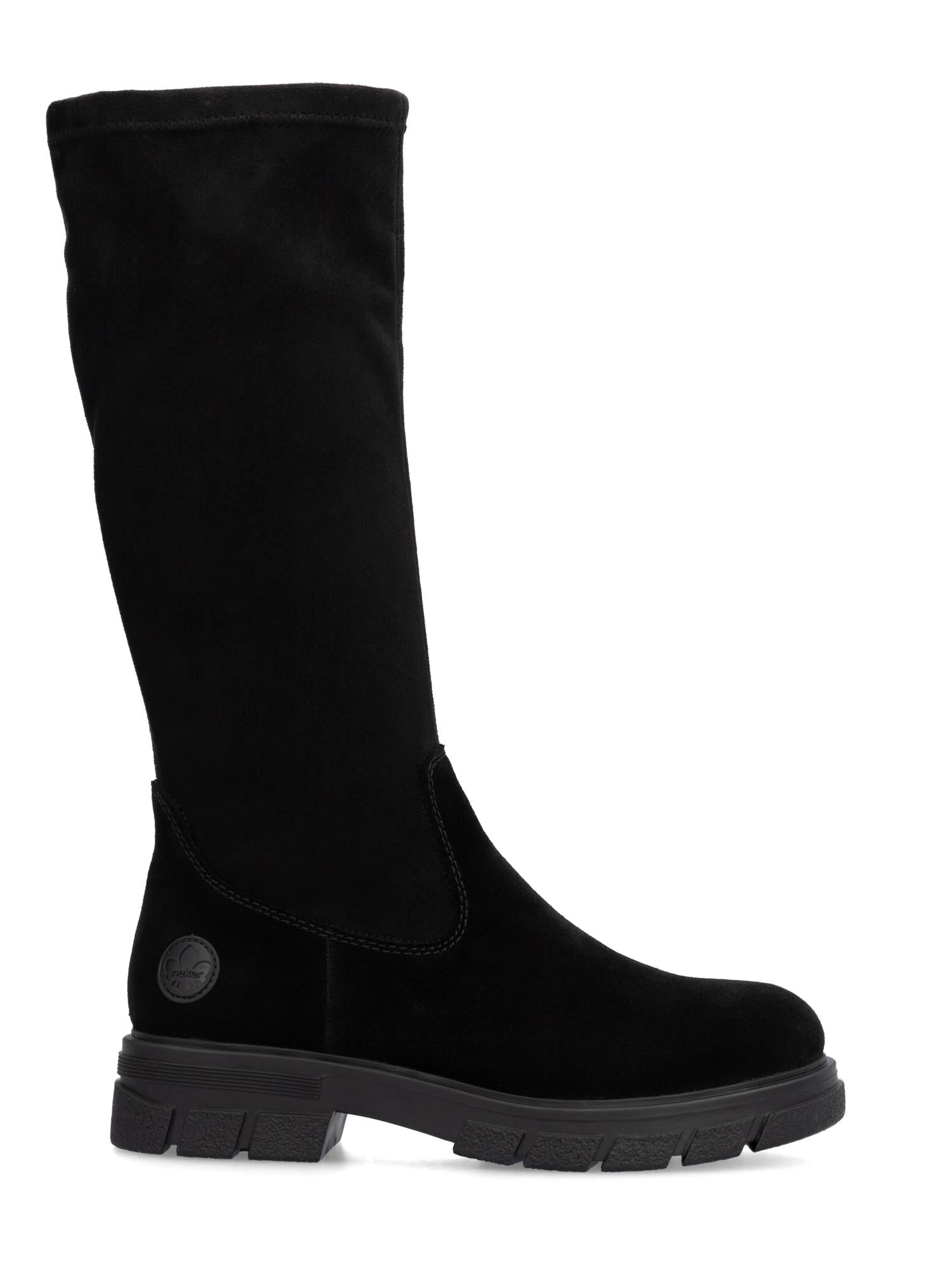 04858 Rieker Nubuck skinnstøvler fra Rieker Comfort & Style er knehøye i svart, har Vario Shaft for justerbar passform, rund tå, chunky såle, subtil logo på hælen og minimale sømmer for et elegant utseende.