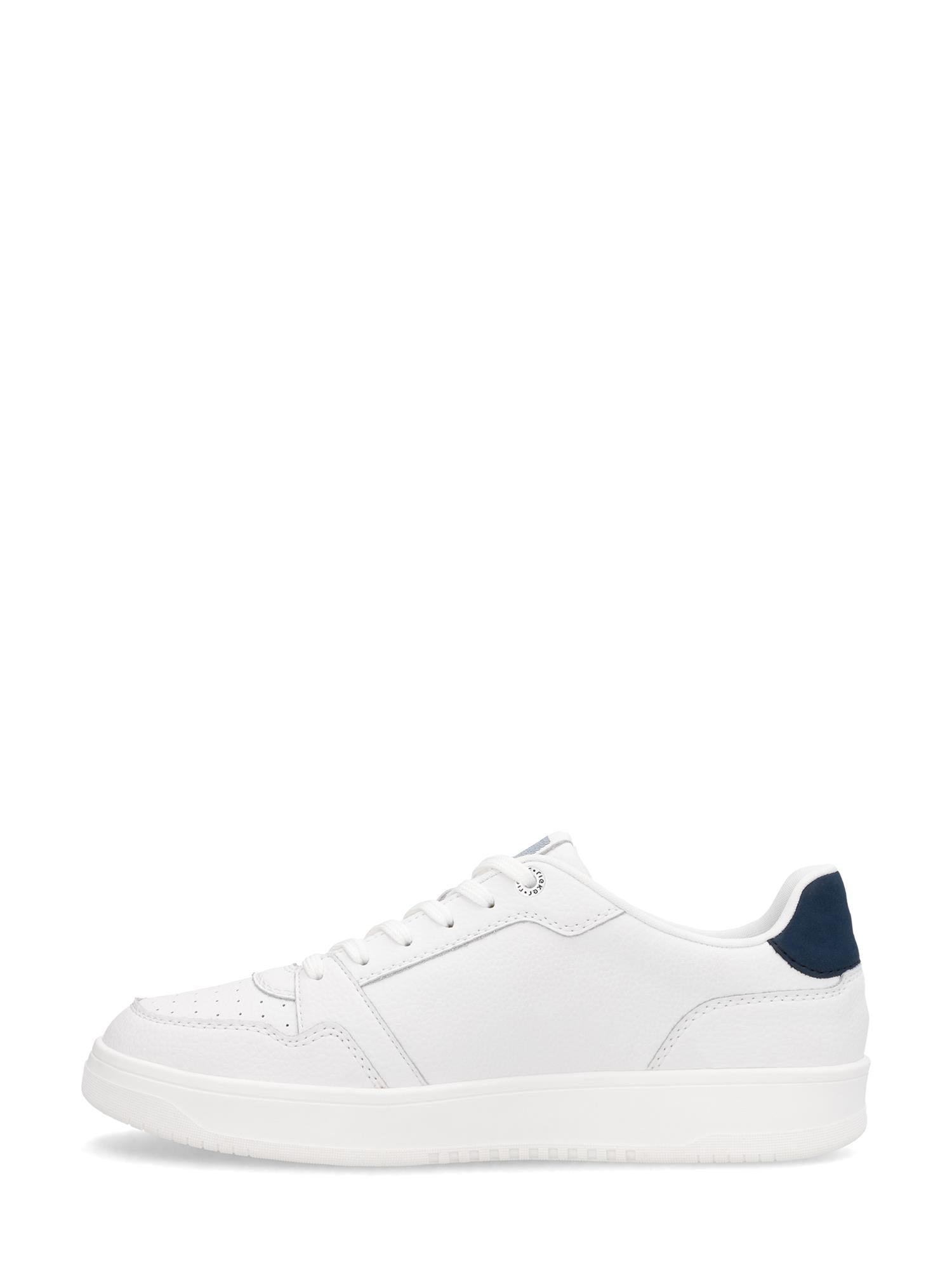 03320 Rieker Sportivo Leather Sneaker fra Rieker Sport har hvitt skinn, hvite snørebånd, en perforert tå og en marineblå hælaccent, vist i sideprofil mot en vanlig hvit bakgrunn.
