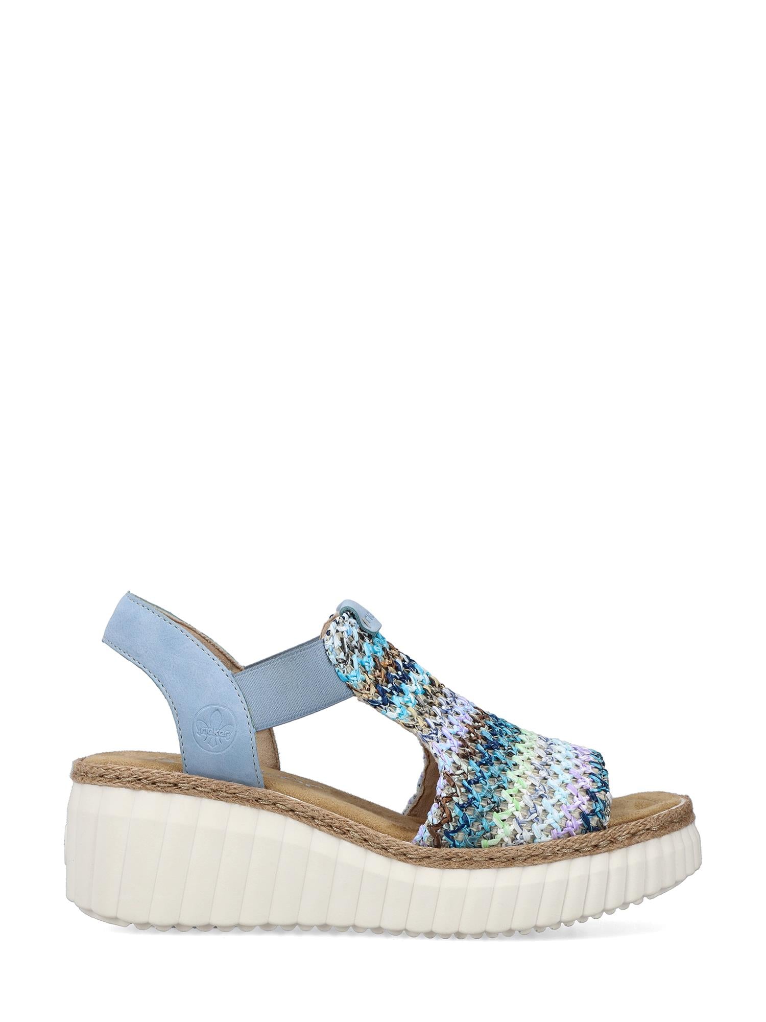 07504 Rieker Colour Sandal fra Rieker Comfort & Style har en tykk hvit støtdempende såle, lyseblå ankelrem, flerfarget vevd front i blått, grønt og beige, åpen tå, lukket rygg og Antistress-teknologi for komfort.
