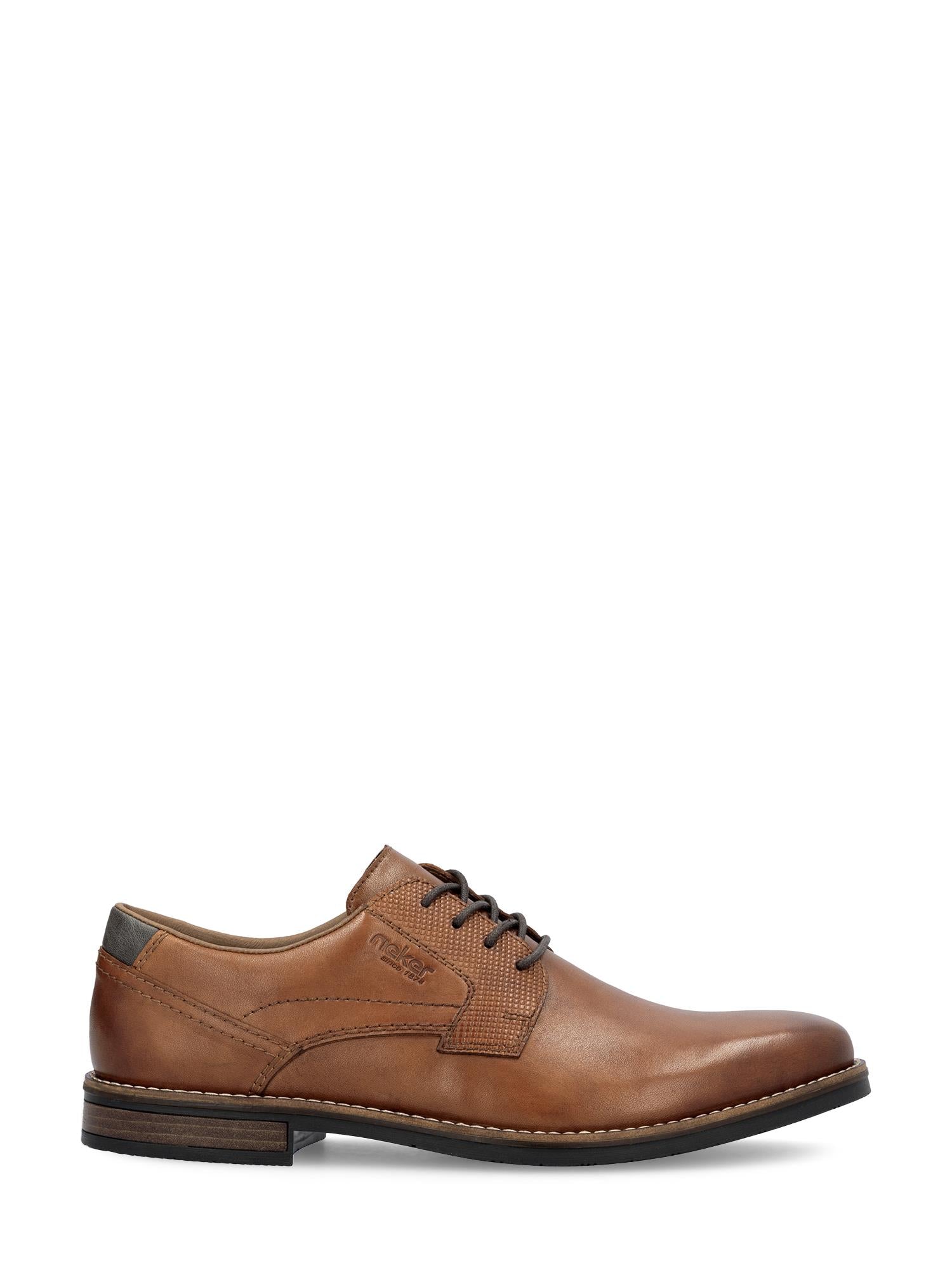 04886 Rieker Classic Leather Brown Dressko fra Rieker Comfort & Style er en herresko med svarte snørebånd, lav hæl, sømdetaljer og teksturert sidepanel for komfortabel gange. Vist i sideprofil på hvit bakgrunn.