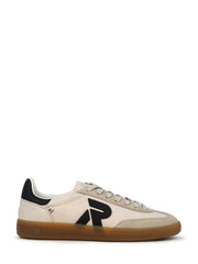 03767 Rieker San Diego Leather Sneaker Beige fra Rieker Comfort & Style er en lav komfortsko for menn med offwhite og beige paneler, svart hælflik og R-logo, beige lisser og gjennomskinnelig brun gummisåle på hvit bakgrunn.