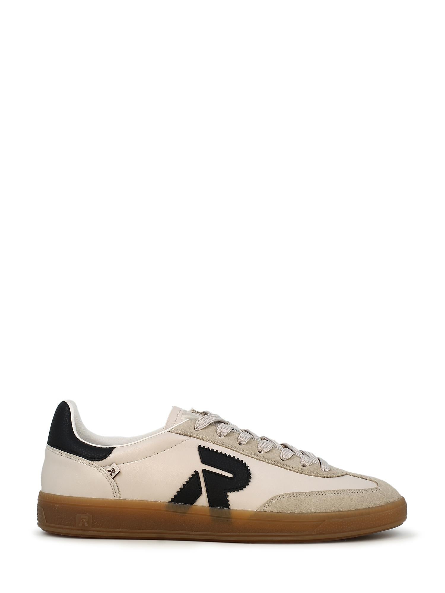 03767 Rieker San Diego Leather Sneaker Beige fra Rieker Comfort & Style er en lav komfortsko for menn med offwhite og beige paneler, svart hælflik og R-logo, beige lisser og gjennomskinnelig brun gummisåle på hvit bakgrunn.