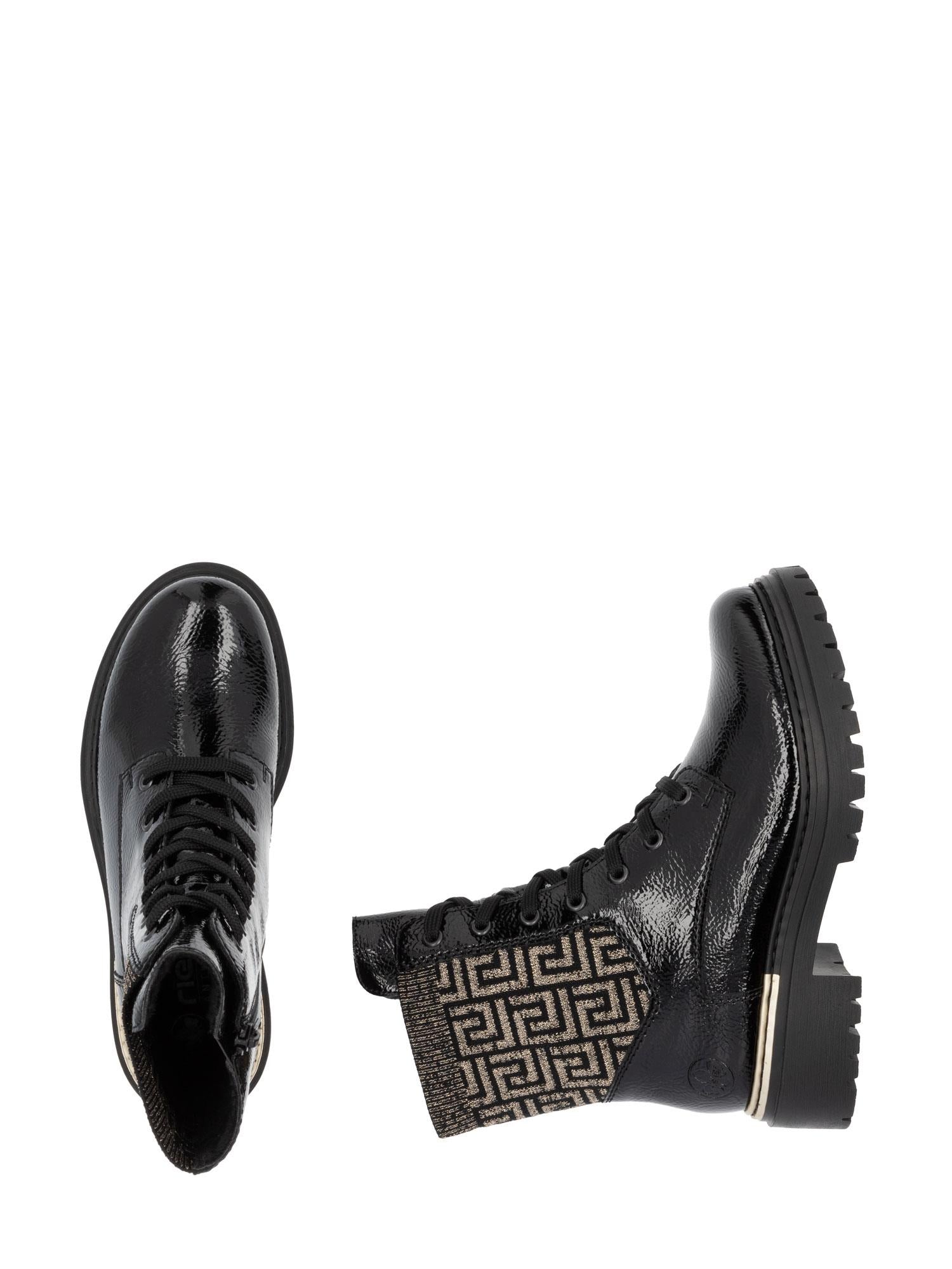 04740 Rieker Artemis Zip Boots fra Rieker Comfort & Style er svarte støvler kvinner i svart lakkskinn med chunky såler og beige geometrisk ankelmønster, som blander stil og komfort for den perfekte damesko looken.