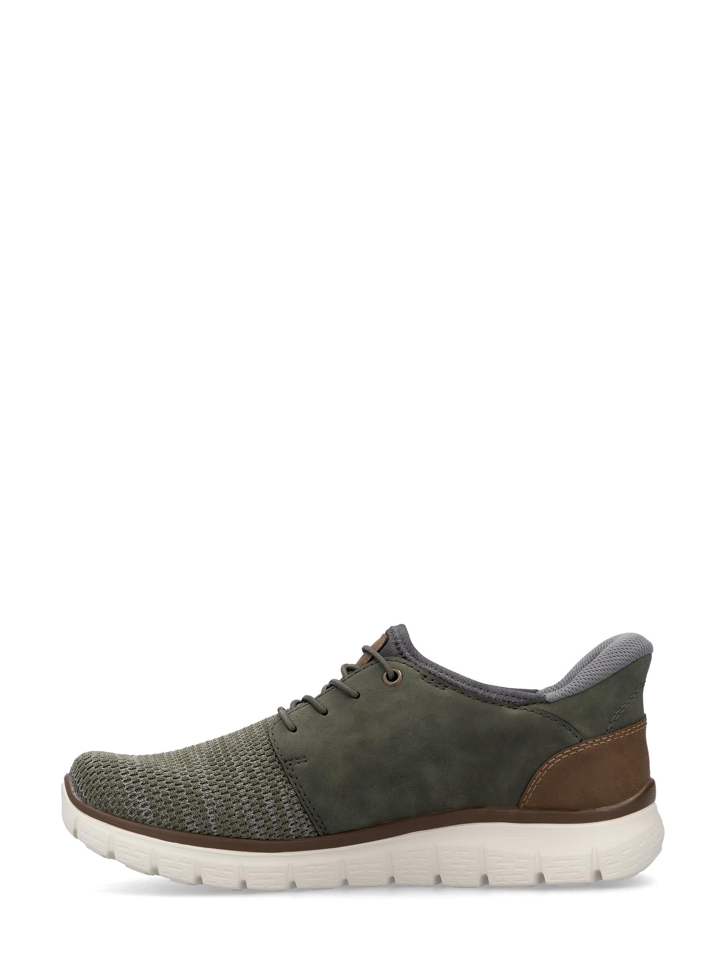 Rieker Comfort & Style 07135 Ready2GO slip-on joggesko i oliven har hvit såle, brun hæl, grå polstret krage og tå i mesh. Den olivengrønne skoen er vist fra siden på en hvit bakgrunn.