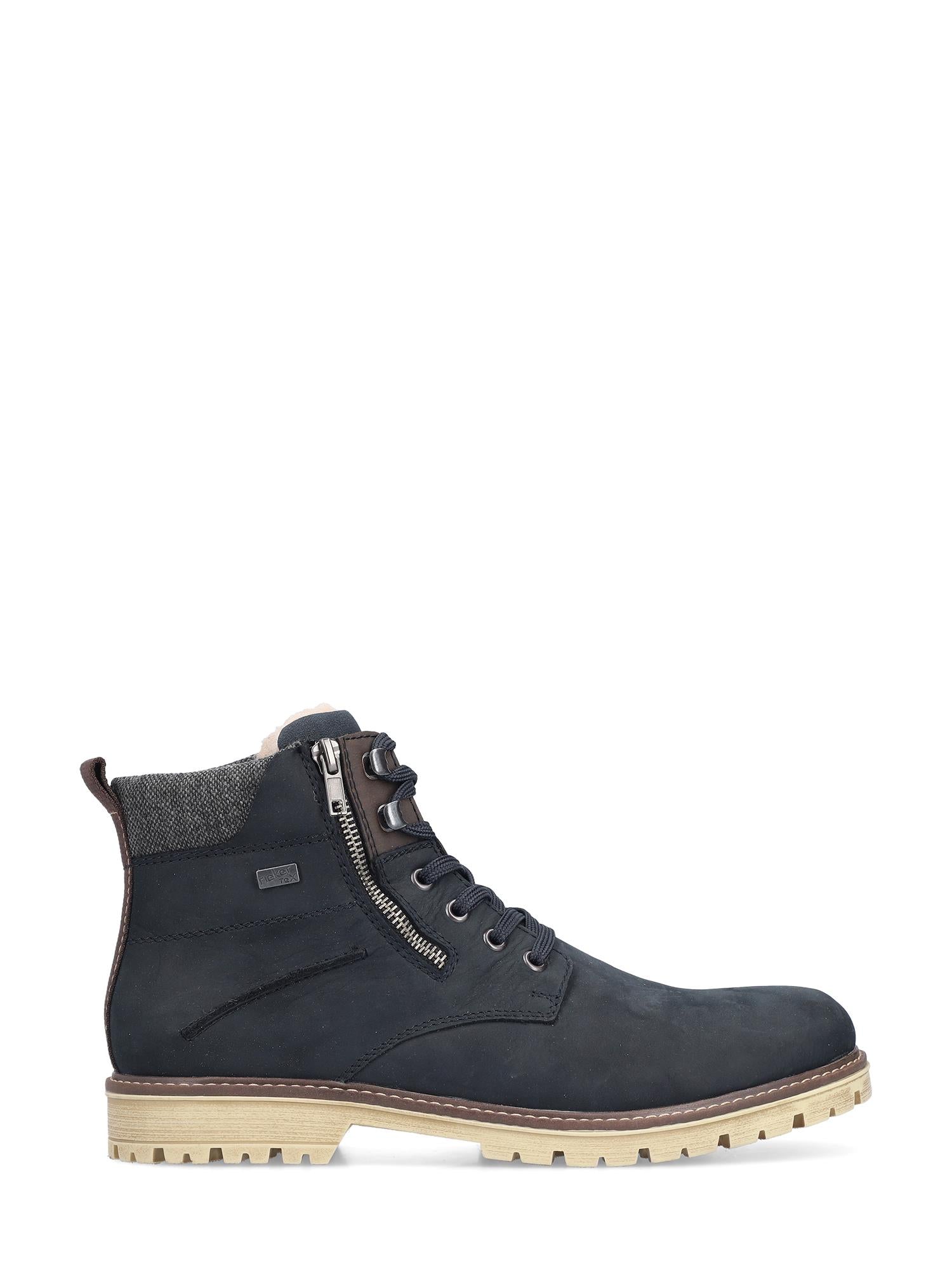 04799 Rieker Comfort vinterstøvler fra Rieker Comfort & Style har svart semsket skinn, snøring, glidelås på siden, grå polstret krage og en lys brunbrun, robust såle, vist mot en hvit bakgrunn.