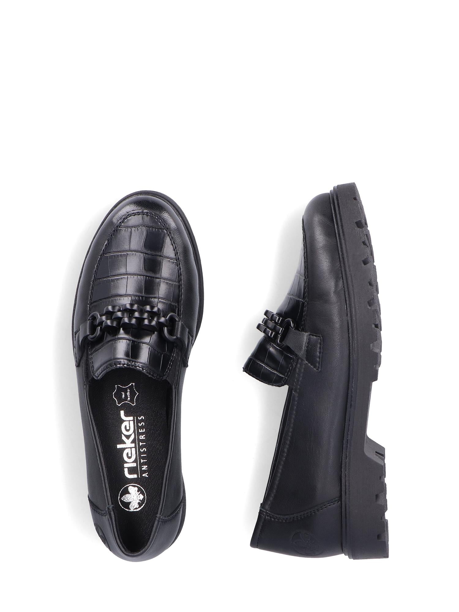 04737 Rieker Palma Leather Loafer fra Rieker Comfort & Style er en svart dameloafer med krokodilleteksturert overflate, kjededetaljer foran og sklisikre såler for ekstra grep. Vist ovenfra og fra siden mot en hvit bakgrunn.