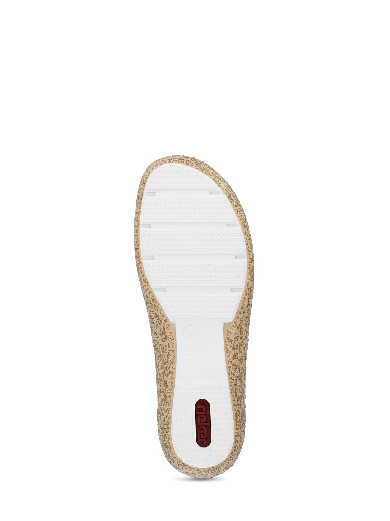 Et nærbilde av 07492 Rieker hvite sommersko fra Rieker Comfort & Style viser en beige og hvit såle med teksturerte kanter, horisontale riller på den hvite slitebanen og en rød logo nær hælen for økt komfort.