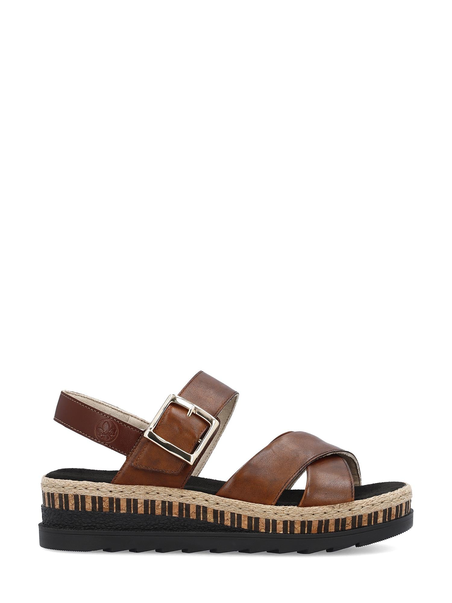 07520 Rieker Arizona Sandal Brown Leather fra Rieker Comfort & Style har kryssreimer i brunt skinn, en justerbar spenne, en stripete mellomsåle i kork og en svart gummisåle. Vist fra siden på hvit bakgrunn.