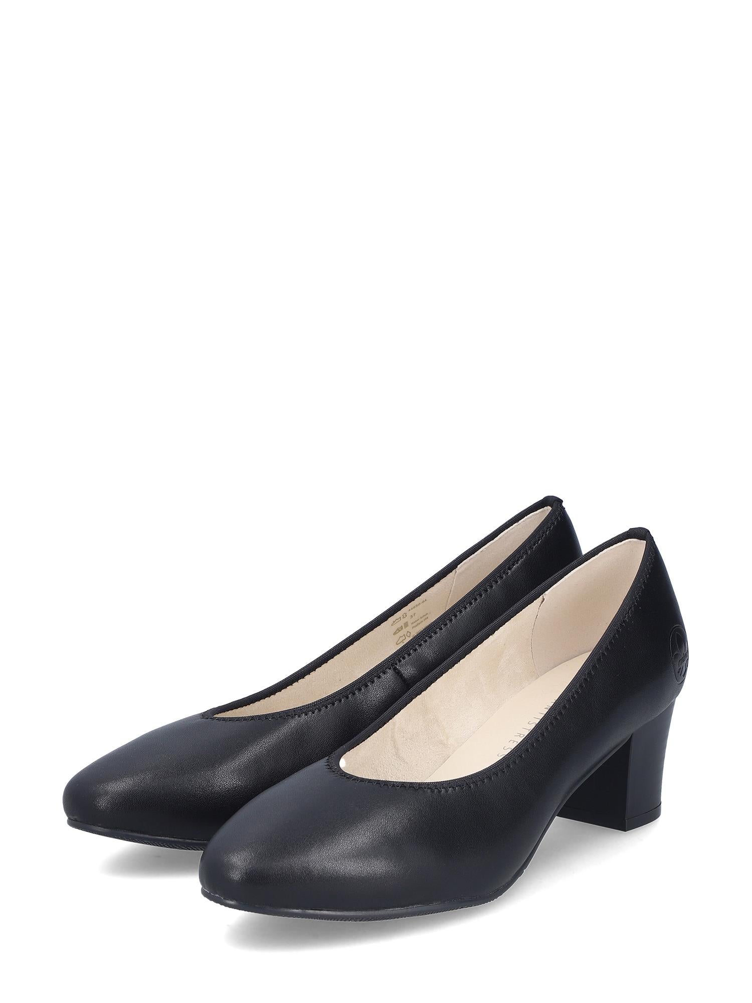 04278 Rieker Liana Pumps fra Rieker Comfort & Style er sorte, lavhælte, lukkede damesko med klassisk design, vist på en hvit bakgrunn.