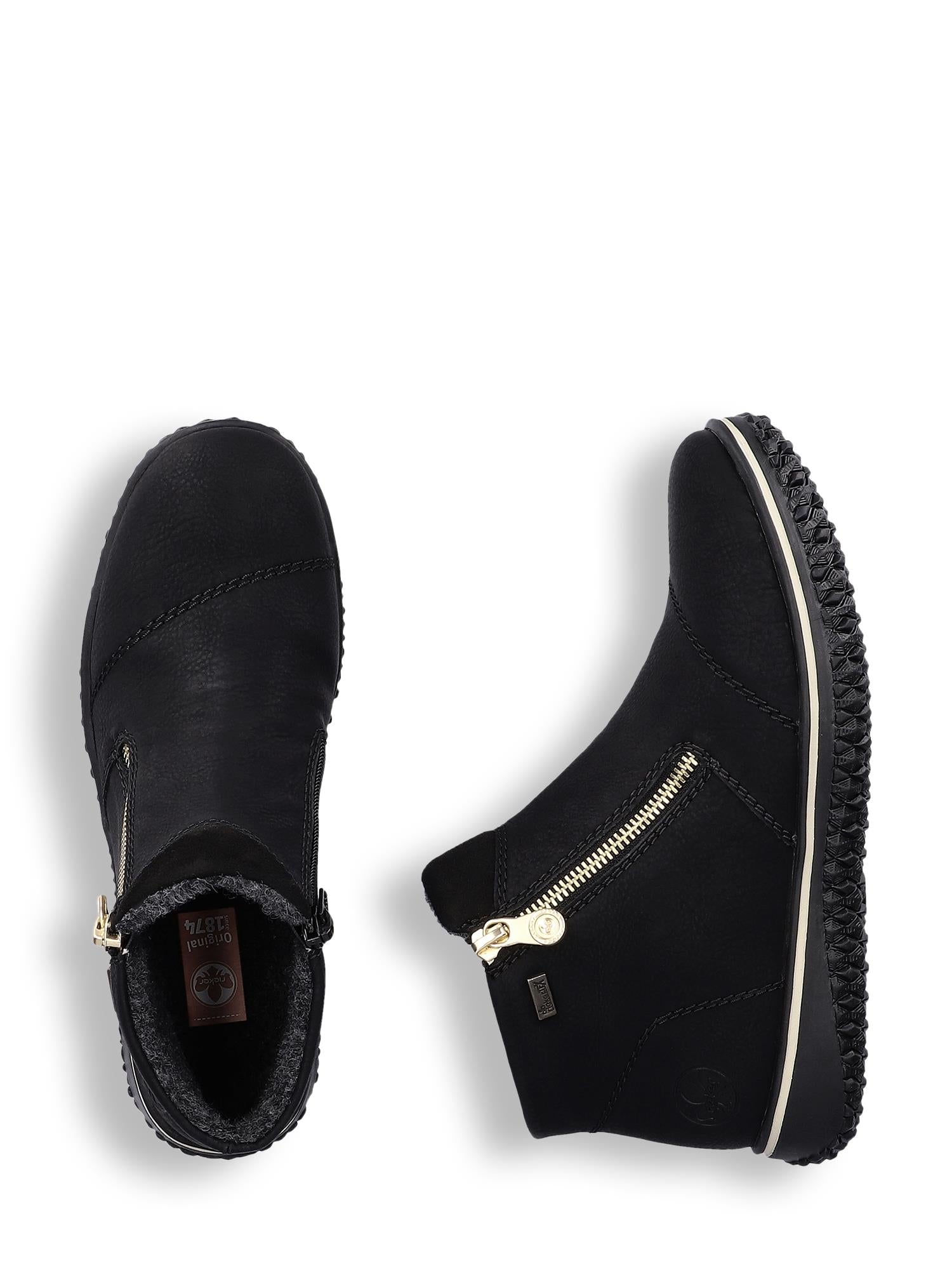 Et par svarte 04844 Rieker Warm and Dry Zip Boots fra Rieker Comfort & Style, med glidelås på siden og gummisåler med struktur; vist ovenfra med den ene støvelen stående og den andre med glidelås og fôr.