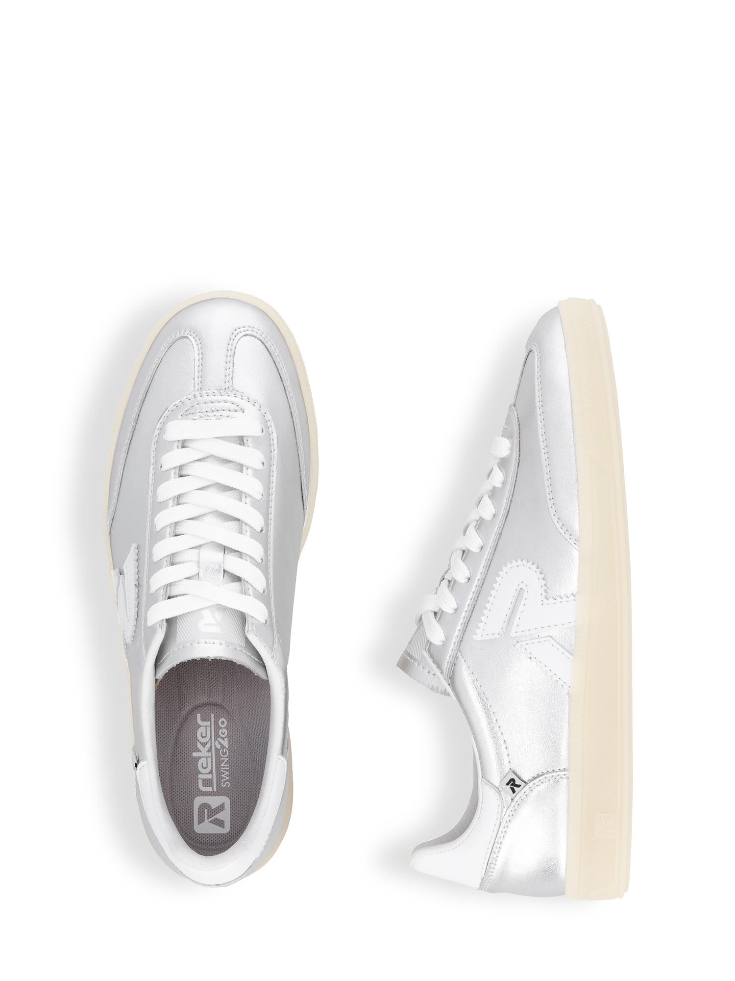 Rieker Sport 03524 Rieker San Diego Leather Sneaker Silver er vist i hvitt med kremfargede såler og sølvdetaljer, sett ovenfra og fra siden mot en vanlig hvit bakgrunn.