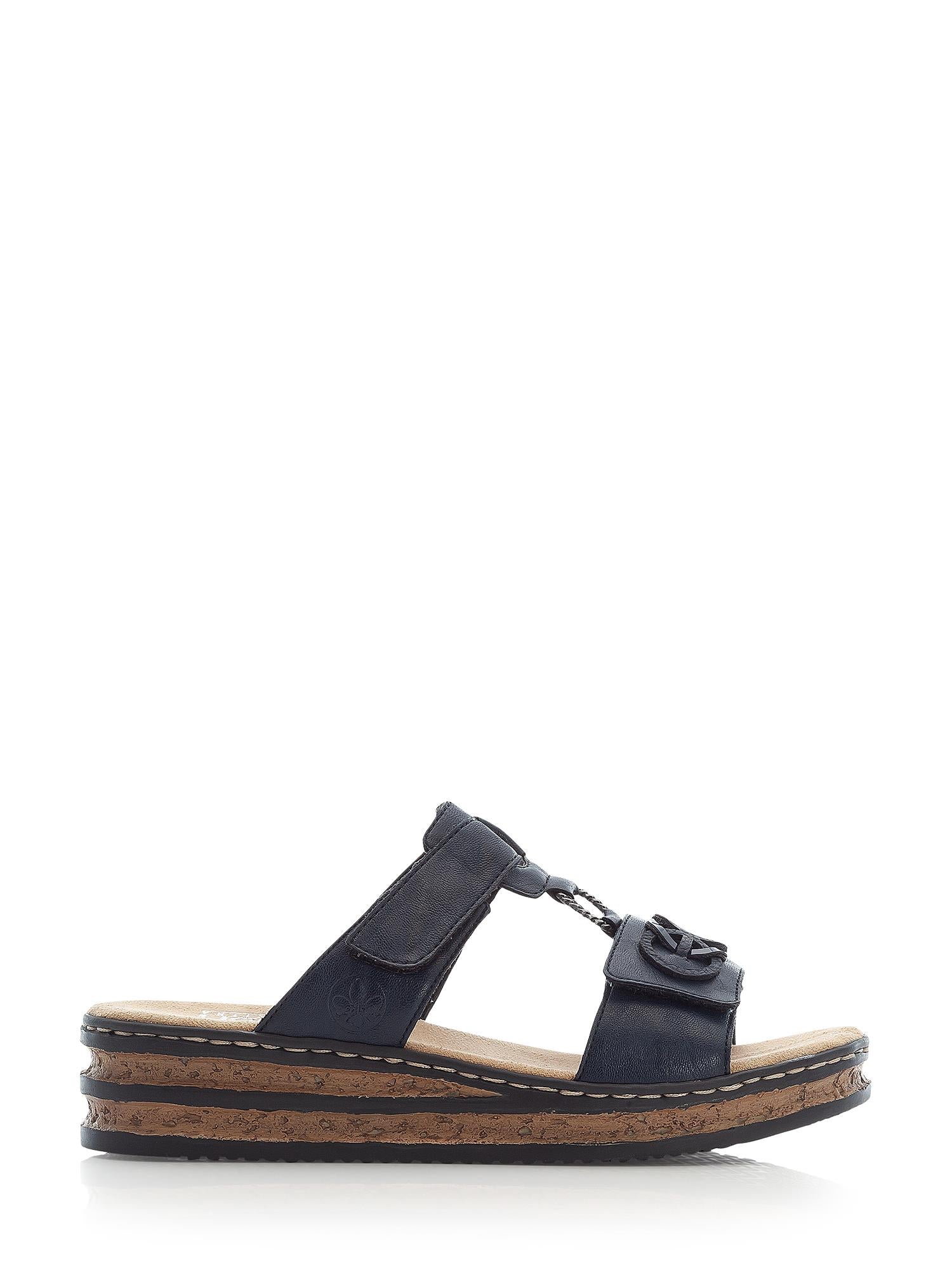 02996 Rieker Pacific Dream-sandalen fra Rieker Comfort & Style er vist i svart med åpen tå, lav korkplattformsåle, dekorative sømmer, sideutskjæring og metalliske detaljer på den øvre stroppen mot en hvit bakgrunn.