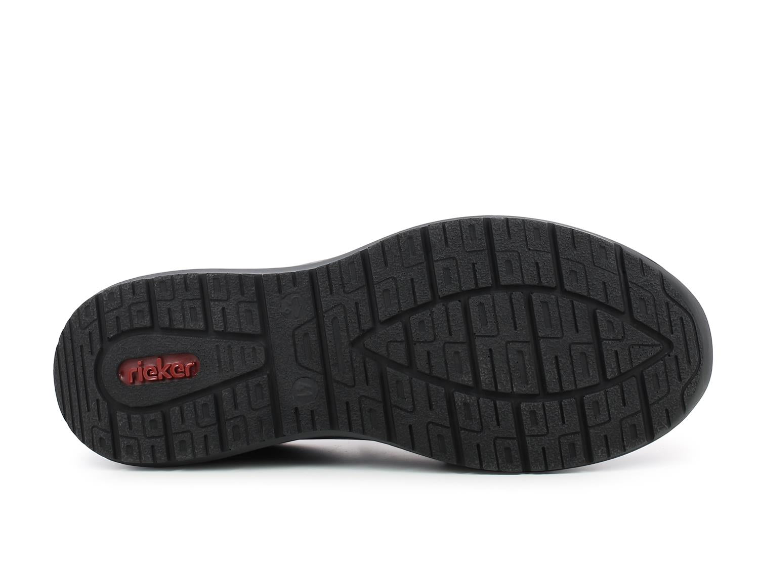 Bildet viser den svarte gummisålen med teksturert slitebane og en rød Rieker-logo nær hælen, som viser komforten i 04892 Rieker Classic Slip-in Walker fra Rieker Comfort & Style.