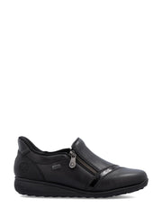 Gå ut i stil med 04290 Rieker Ravenna Black - en elegant, svart slip-on fra Rieker Comfort & Style, med lav kilehæl, glidelås på siden, subtilt hælmerke og glatt skinn for den moderne mokkasin-damen.