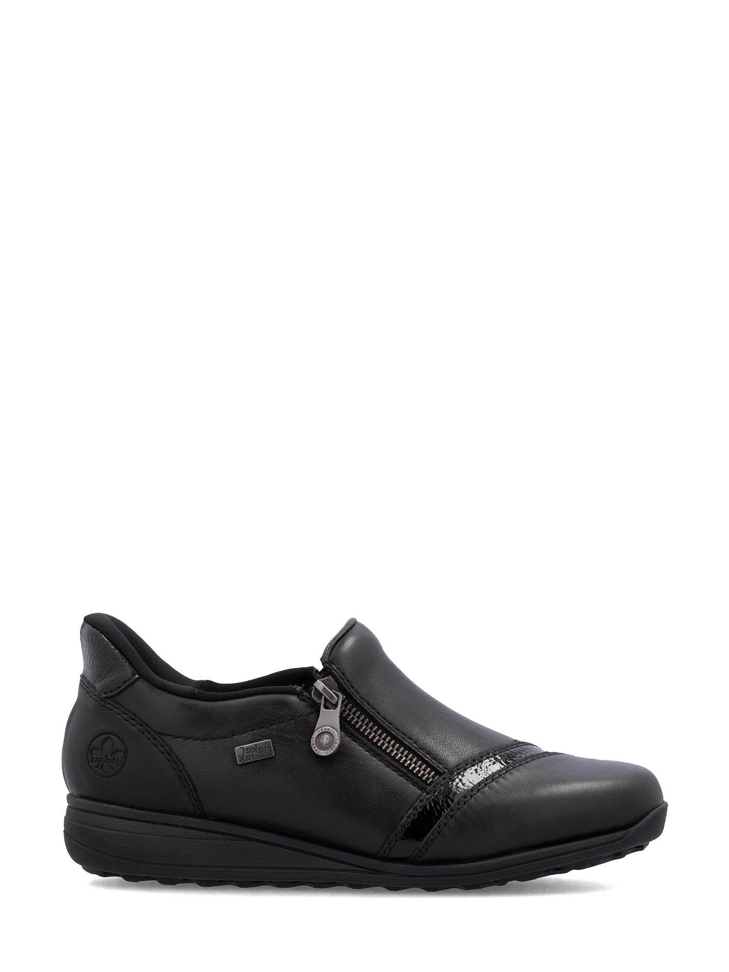 Gå ut i stil med 04290 Rieker Ravenna Black - en elegant, svart slip-on fra Rieker Comfort & Style, med lav kilehæl, glidelås på siden, subtilt hælmerke og glatt skinn for den moderne mokkasin-damen.