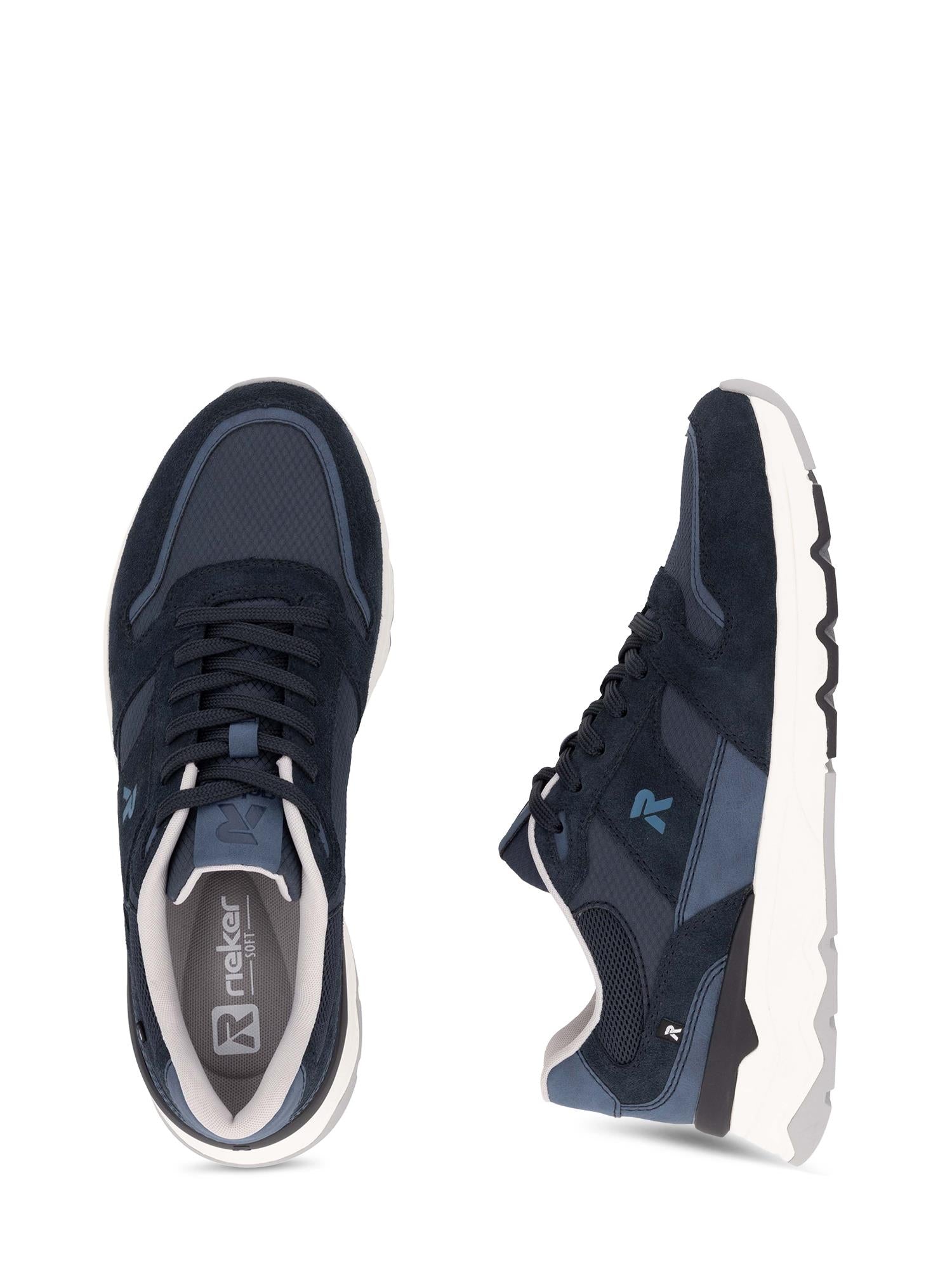 03314 Rieker BlueMotion Herresneakers fra Rieker Sport i marineblå med hvite såler, vist ovenfra for å avsløre lissene og innersålens logo, og fra siden for å fremheve det lagdelte designet og komforten.