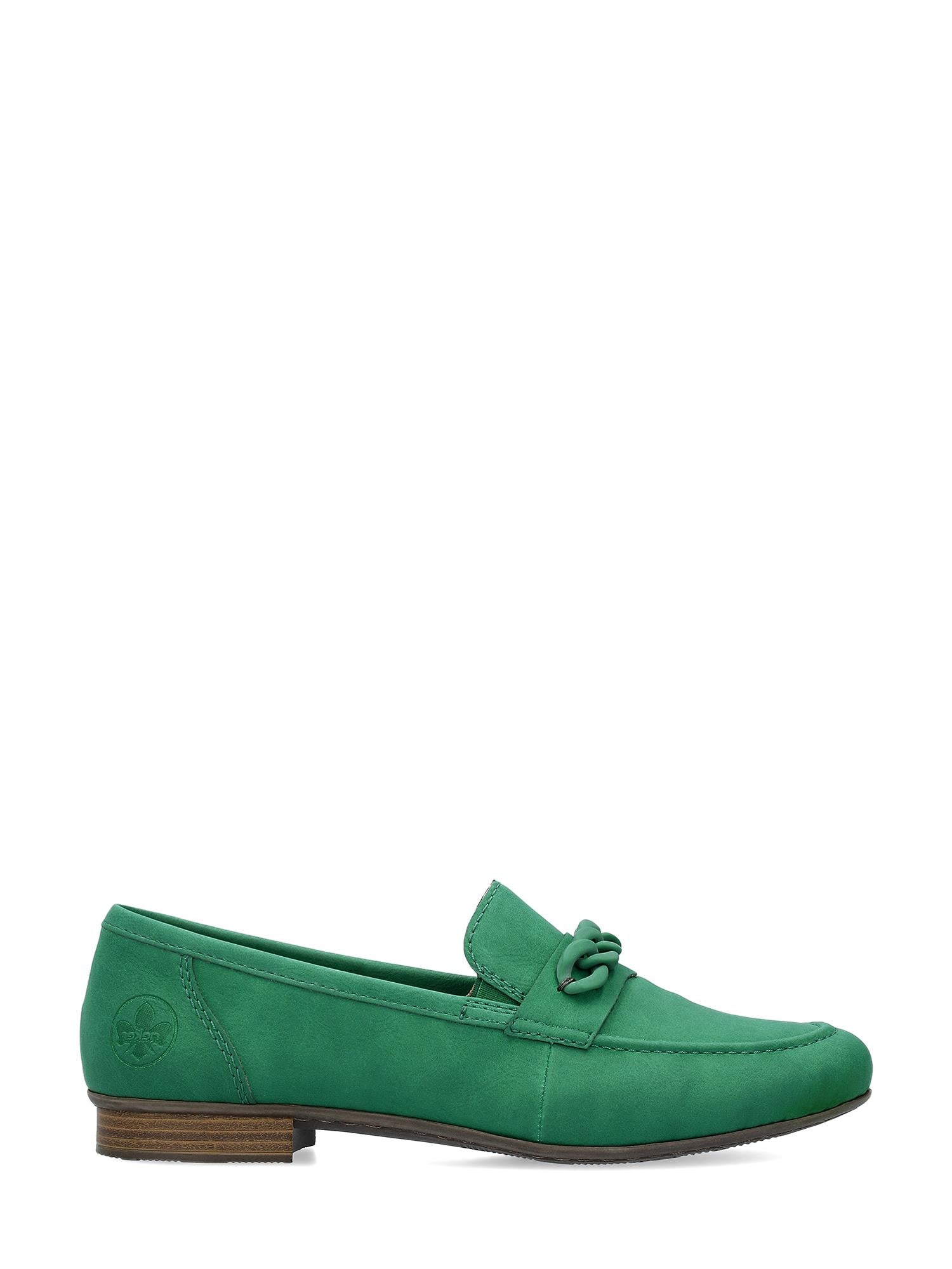 07543 Rieker Green Chain Loafer fra Rieker Comfort & Style: Komfortabel grønn damesko med lav brun hæl, synlige sømmer, dekorativ kjededetalj og subtil preget logo nær hælen.