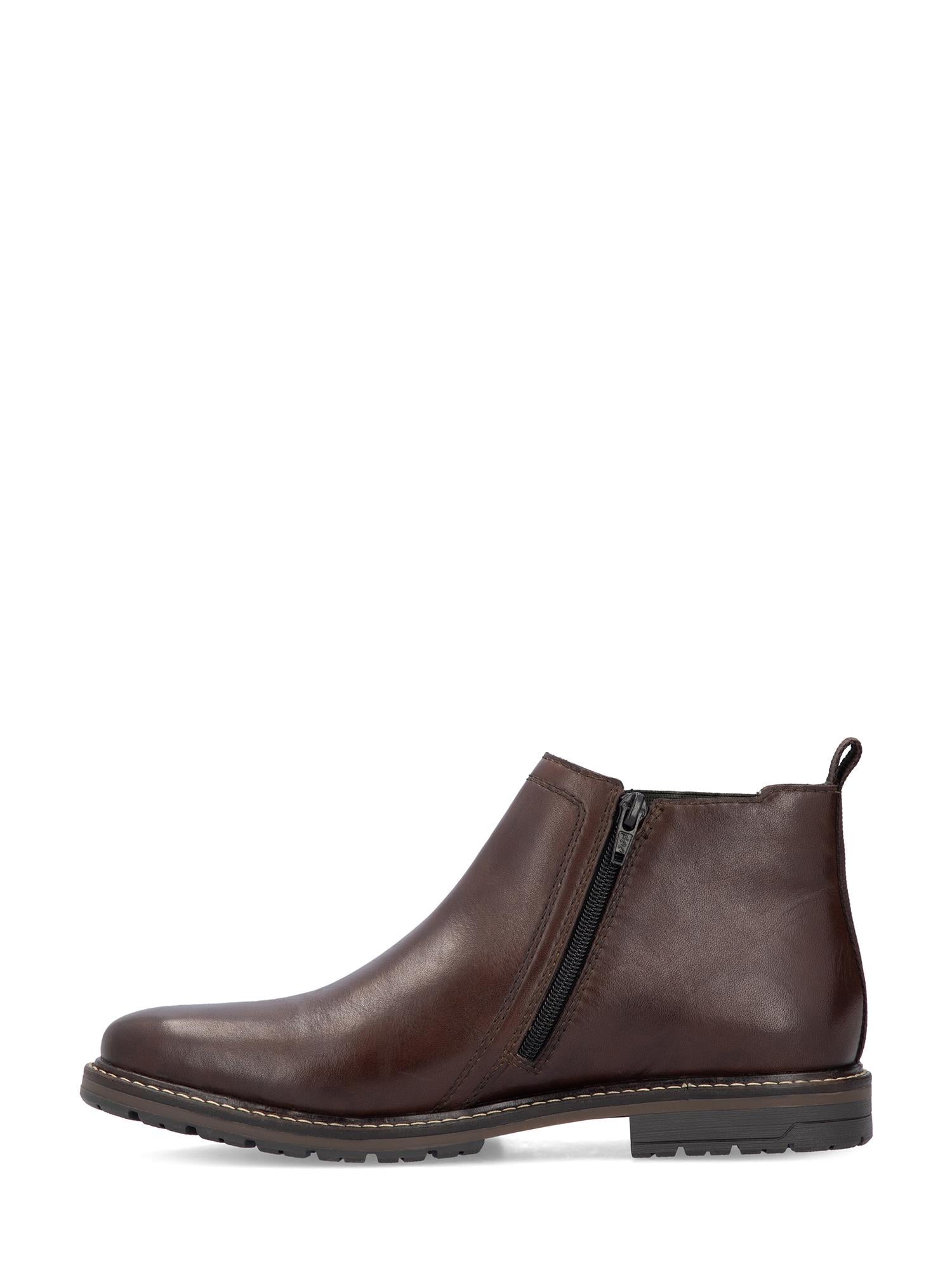 04887 Rieker Classic Leather Boots Brown fra Rieker Comfort & Style: brun herresko i skinn med sideglidelås, synlige sømmer, drahempe bak og lav svart hæl. Vist i profil mot hvit bakgrunn. Har antistress-teknologi for ekstra komfort.