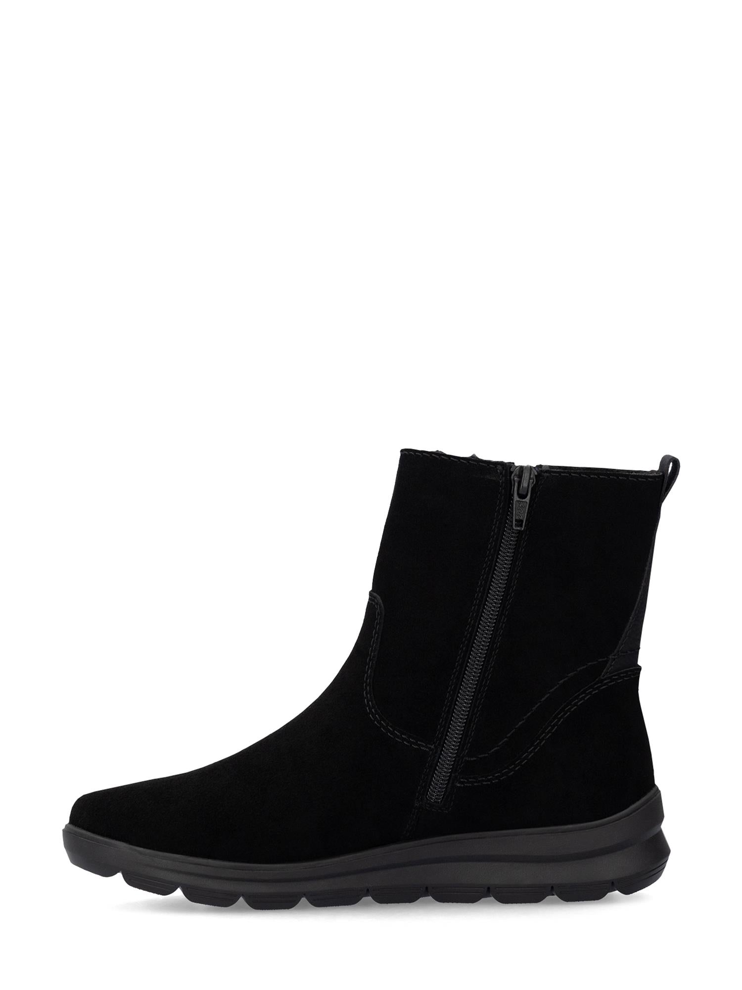 04826 Rieker Semsket Tex-membran Varmfôret Boots fra Rieker Comfort & Style har svart semsket skinn, en svart gummisåle, glidelås på siden, trekkflik, elegant design, lett kilehæl og varmt fôr for hverdagskomfort.