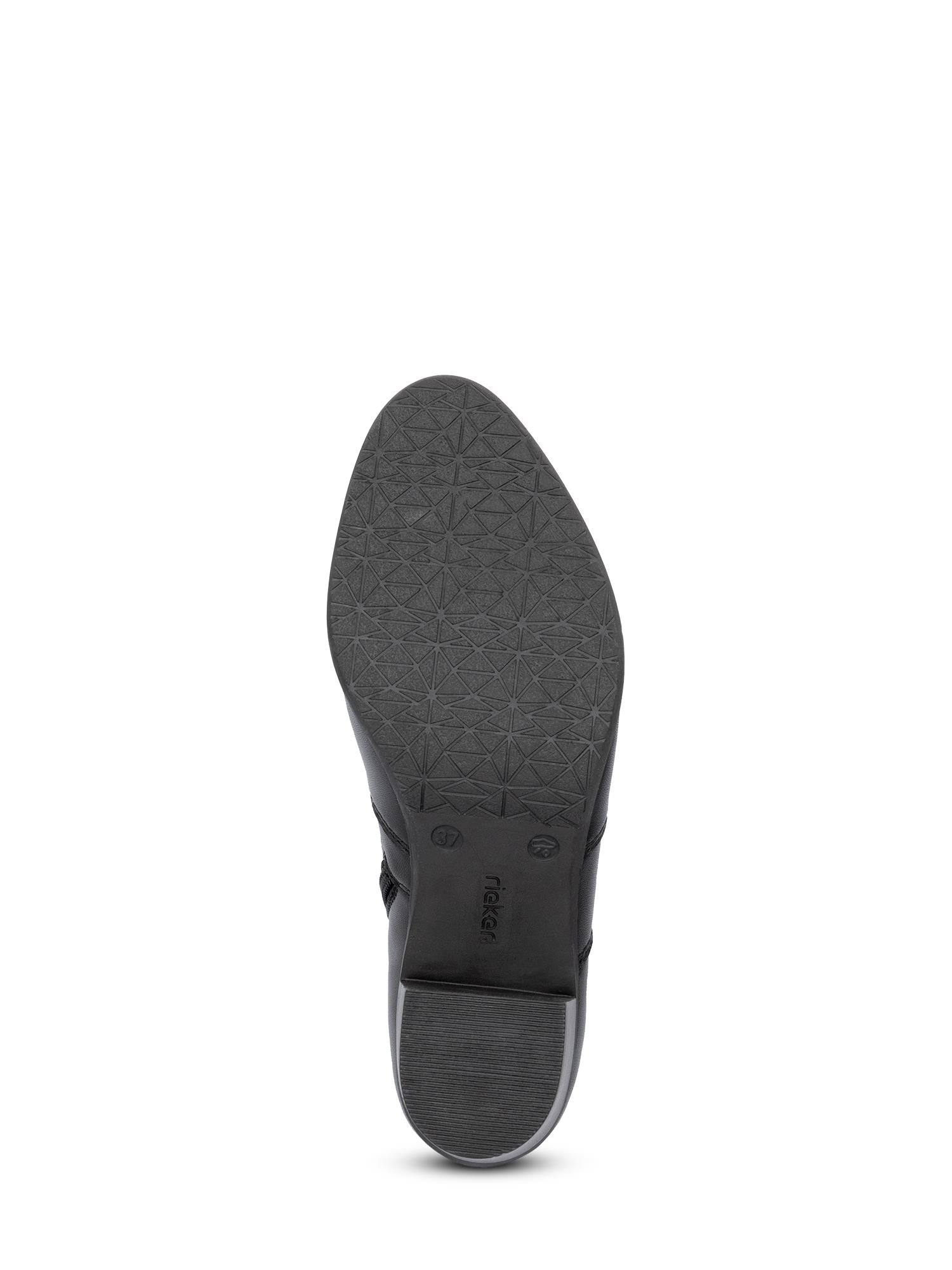 Bildet viser nedenfra-visningen av de svarte 05063 Rieker Monstil ankelstøvlene fra Rieker Comfort & Style, med en teksturert geometrisk gummisåle, lav hæl og Antistress-teknologi for ekstra komfort.