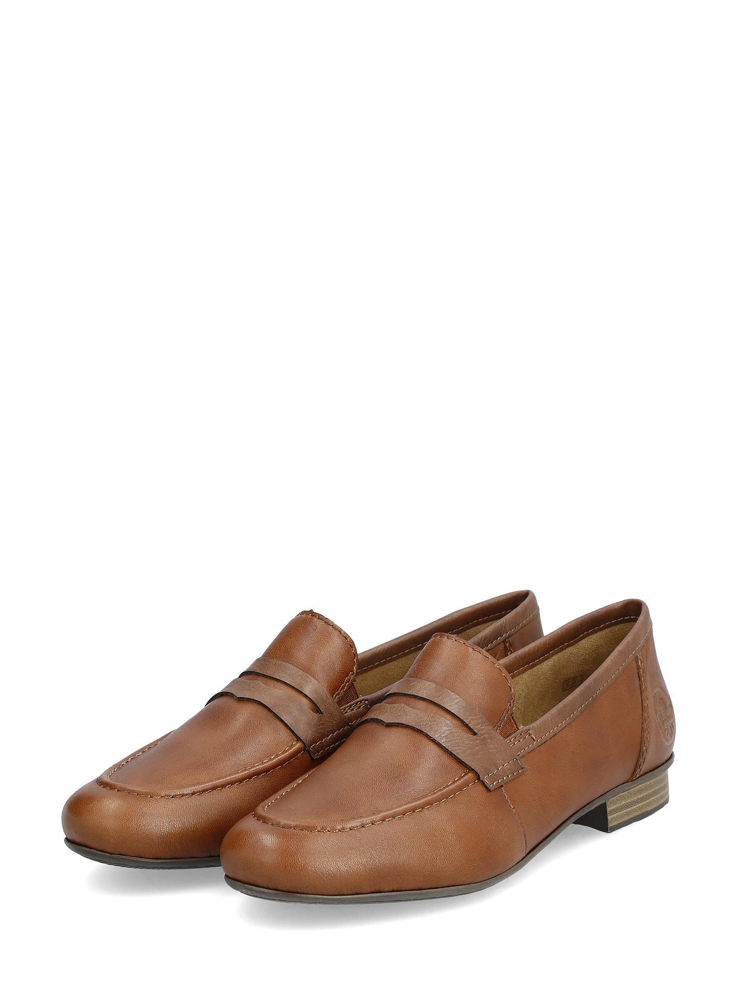 Et par 07542 Rieker Mokkasiner Skinn i brunt skinn med lave hæler, klassisk penny loafer-design og Antistress-teknologi fra Rieker Comfort & Style, vist mot en hvit bakgrunn.