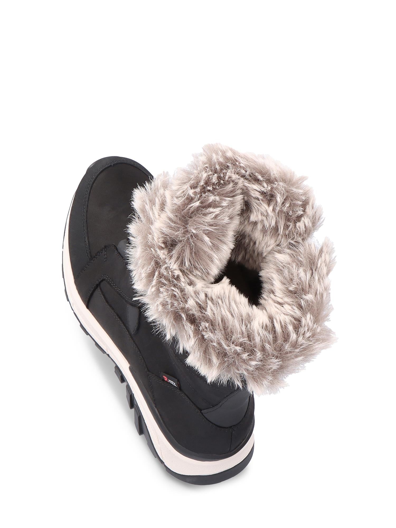 En enkel, svart Rieker Sport 05030 Evolution snøstøvel i ull med fibergrep og hvit såle, vist ovenfra på hvit bakgrunn, har tykt, lysegrått kunstpelsfôr rundt åpningen.
