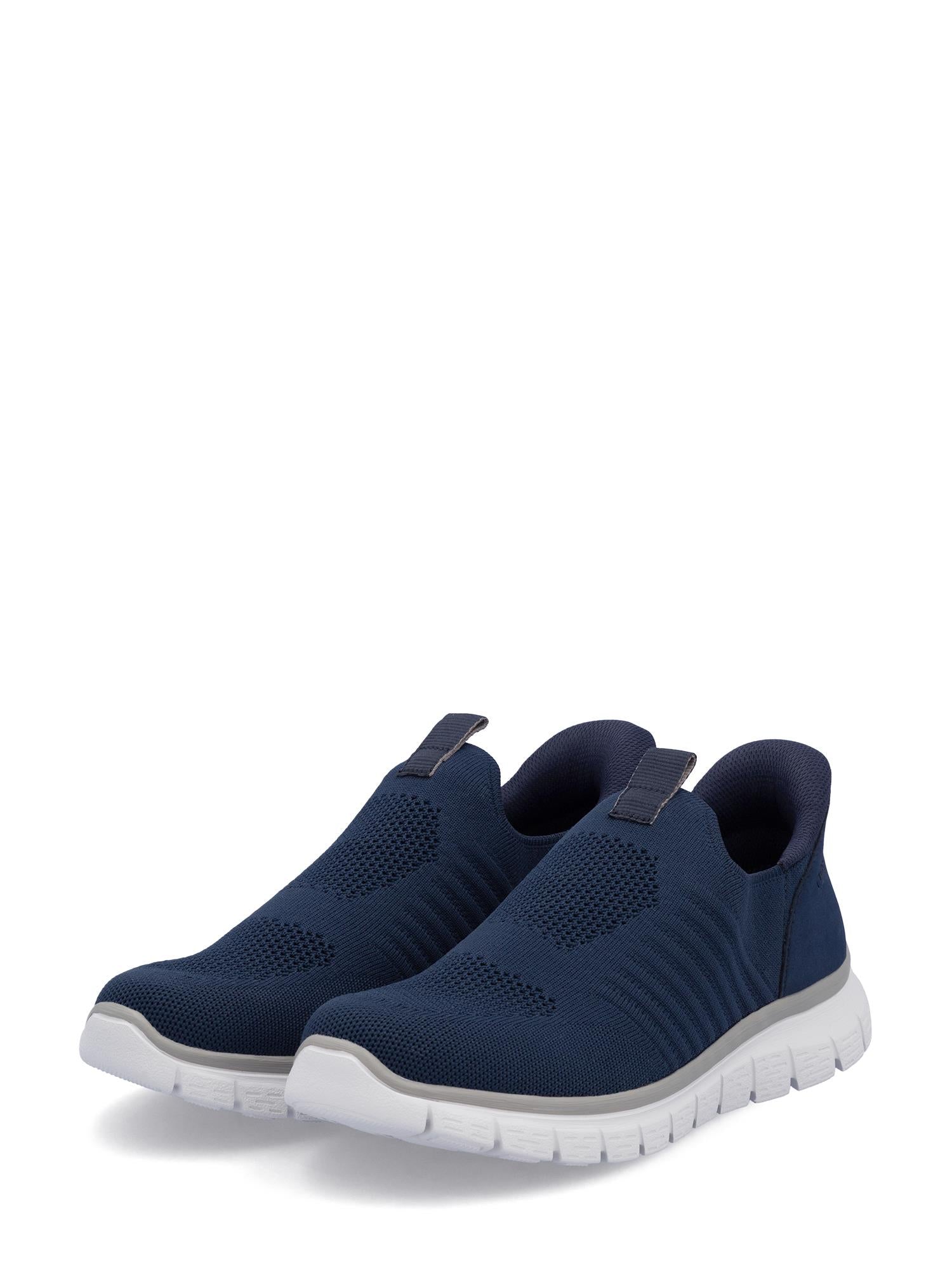 Et par marineblå 03063 Rieker Ready2GO Slip-on joggesko fra Rieker Comfort & Style, med overdel i mesh, hvite teksturerte såler og trekkfliker foran, er vinklet på en hvit bakgrunn.