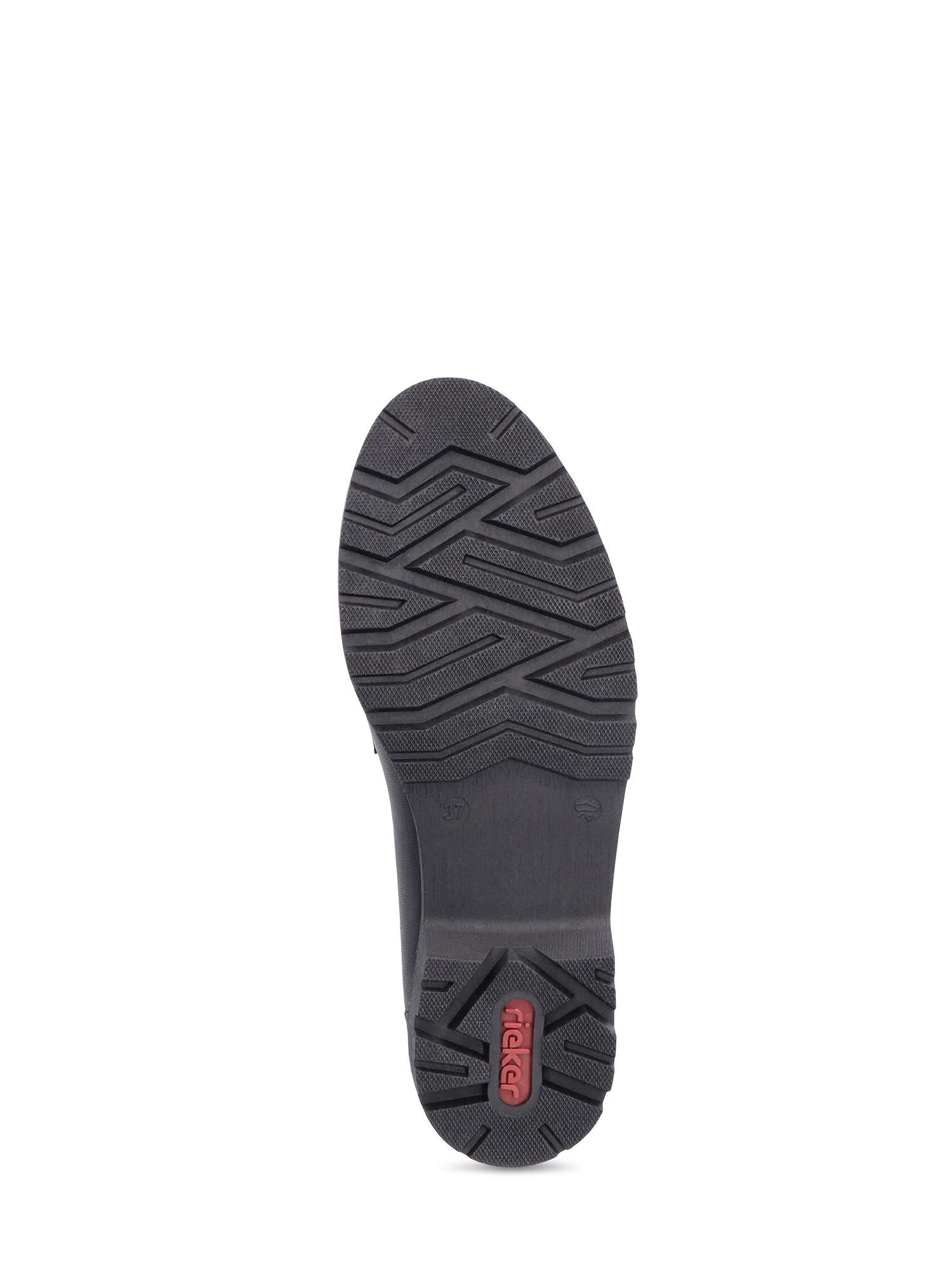 Bildet viser den svarte gummisålen på 04737 Rieker Palma Leather Loafer for kvinner fra Rieker Comfort & Style, med sklisikre såler, sikksakk-mønstrede slitebaner og en liten rød «rieker»-etikett nær hælen, sett nedenfra på hvitt.