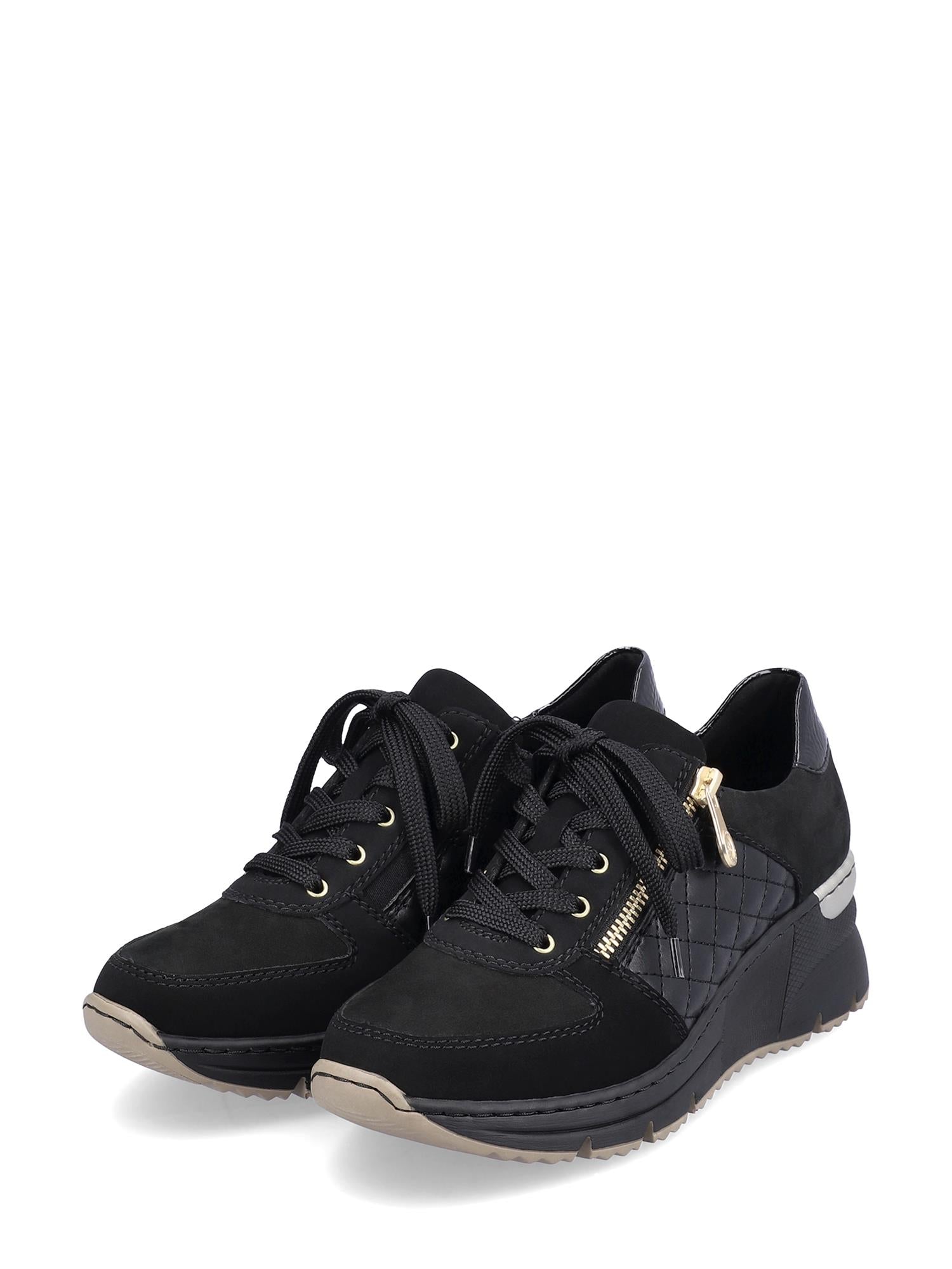 04389 Rieker Schwarz Kilesneakers fra Rieker Comfort & Style er svarte kilesneakers med gullfargede maljer, glidelåser på siden, vatterte detaljer, beige såler, svarte lisser og en lett kilehæl for ekstra stil og komfort.