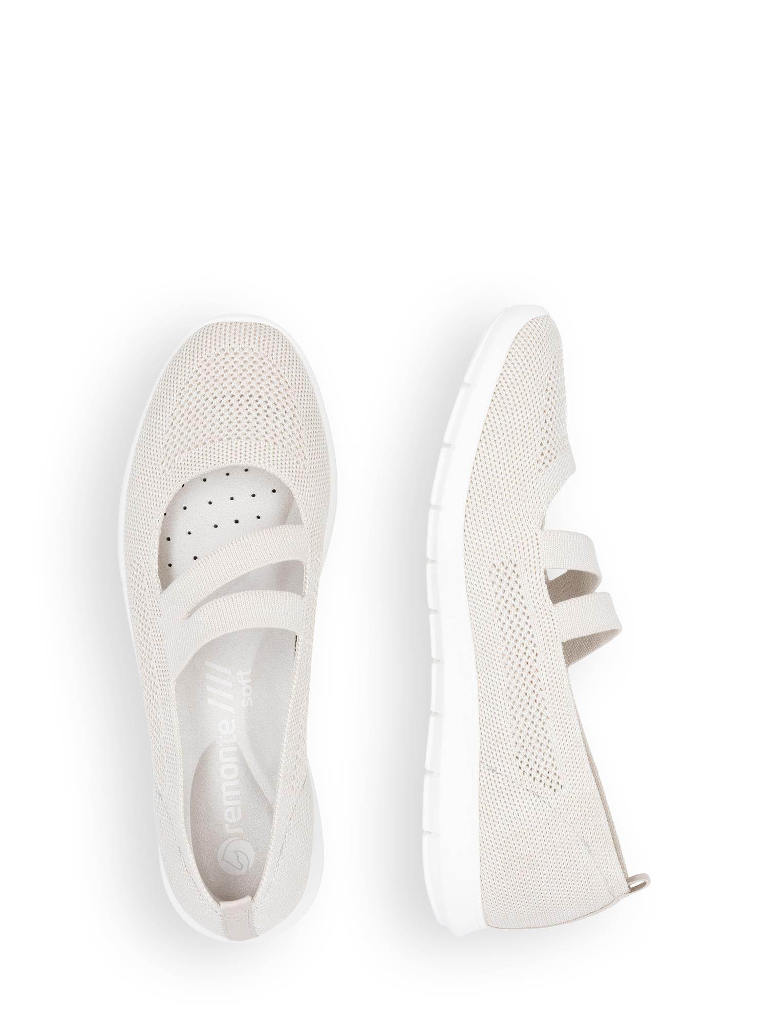 Remonte 03312 Comfort Charm Ballerina Beige fra Remonte har lys beige slip-on-design, elastiske stropper øverst, hvite såler og overdel i pustende mesh for komfort og stil - vist ovenfra og fra siden på en hvit bakgrunn.