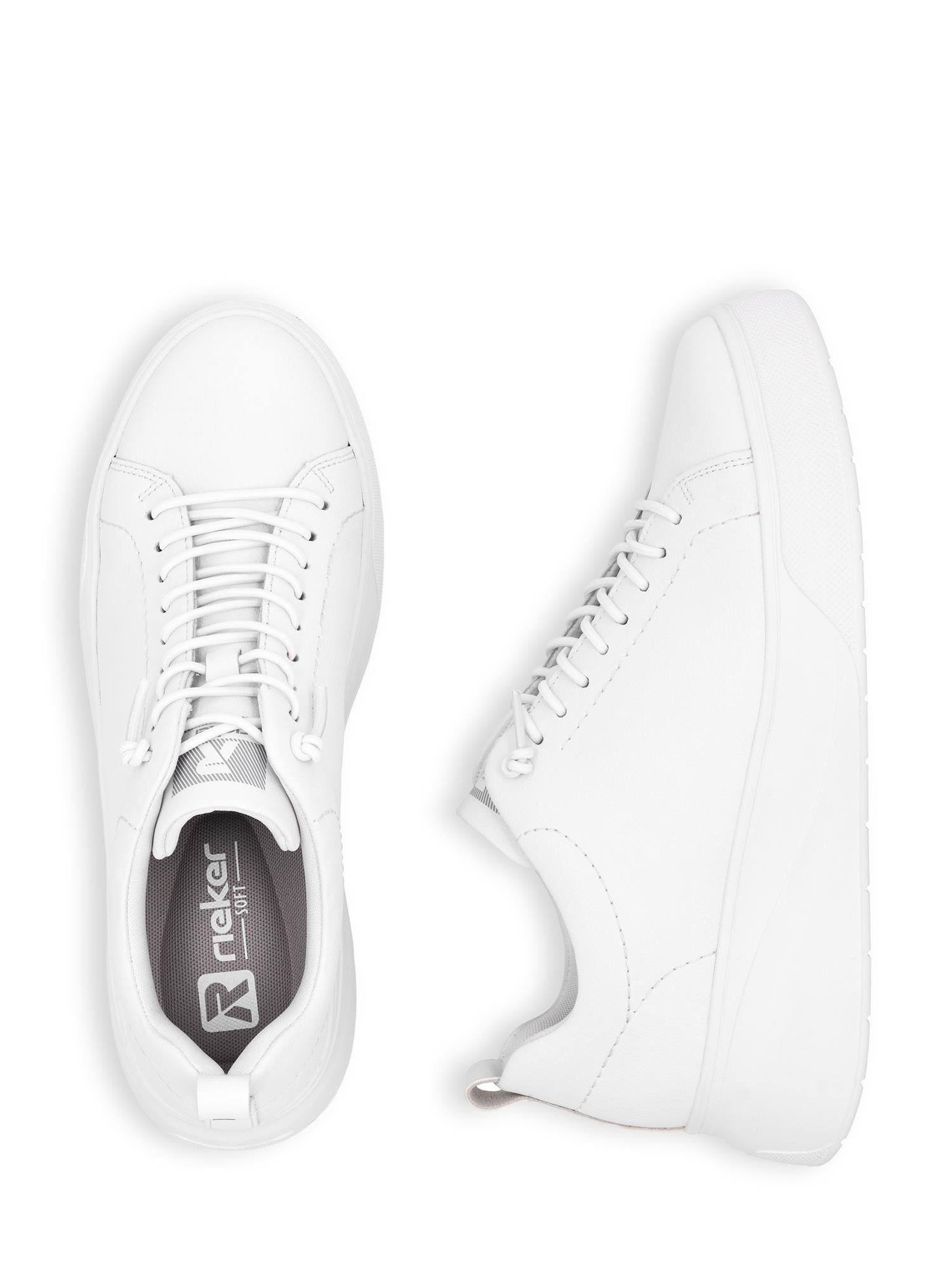 To Rieker Sport 03538 Summer Ease White Leather joggesko vises på en hvit bakgrunn: den ene står oppreist og viser siden, mens den andre er flat, slik at man kan se den ovenfra med lisser og synlig Rieker-merkevare.