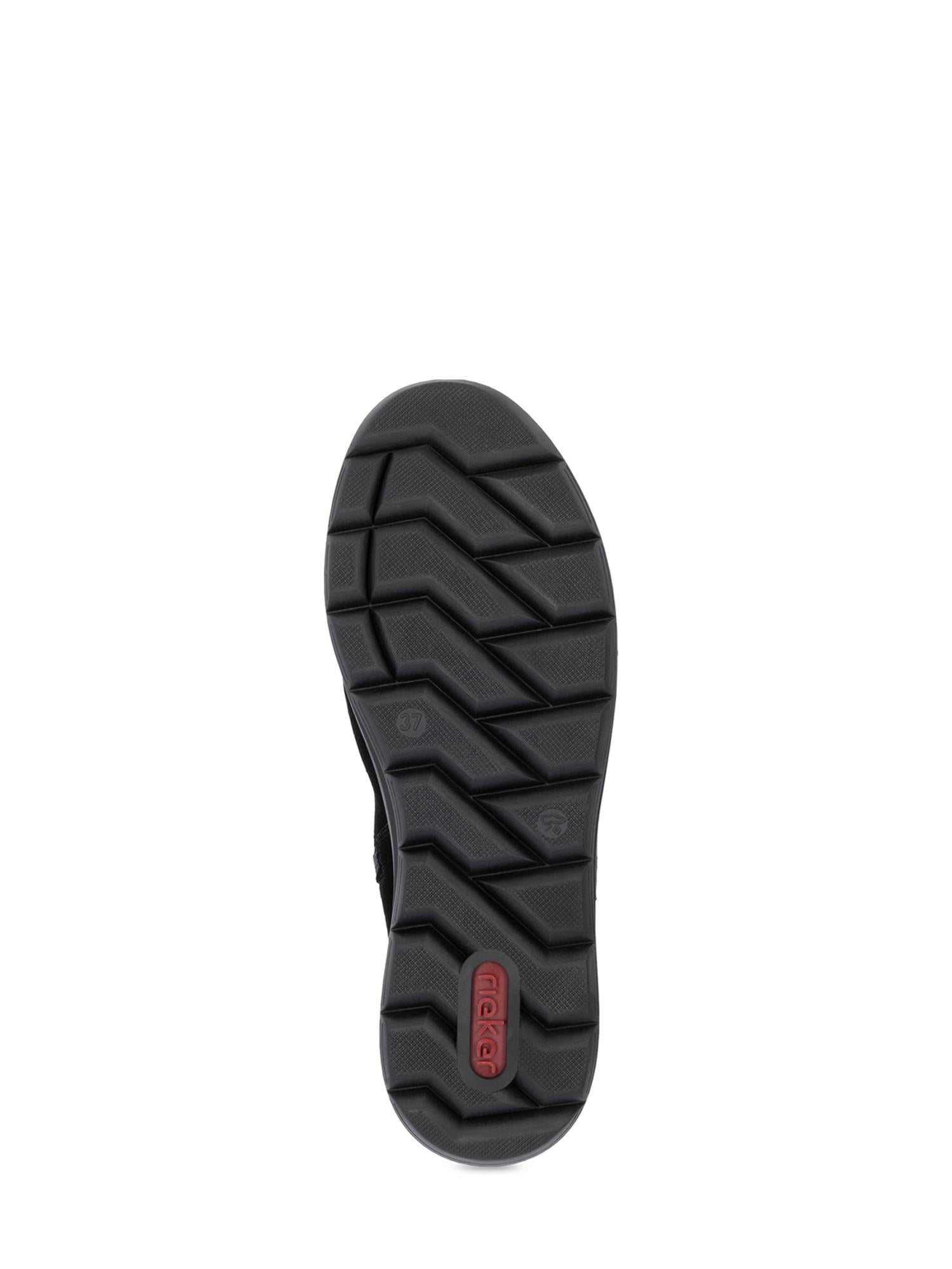 Bildet viser den svarte gummisålen på 04826 Rieker Semsket Tex-membran Varmfôret Boots fra Rieker Comfort & Style, med sikksakkmønster og en rød Rieker-logo nær hælen mot en vanlig hvit bakgrunn.
