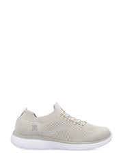 Rieker Sport 03240 FlexLite Sneakers Stone er beige, veganske joggesko med overdel i strikket mesh, hvit såle og snørebånd. De har en subtil R-logo, ultralett komfort og en lett, pustende design for hverdagsbruk.