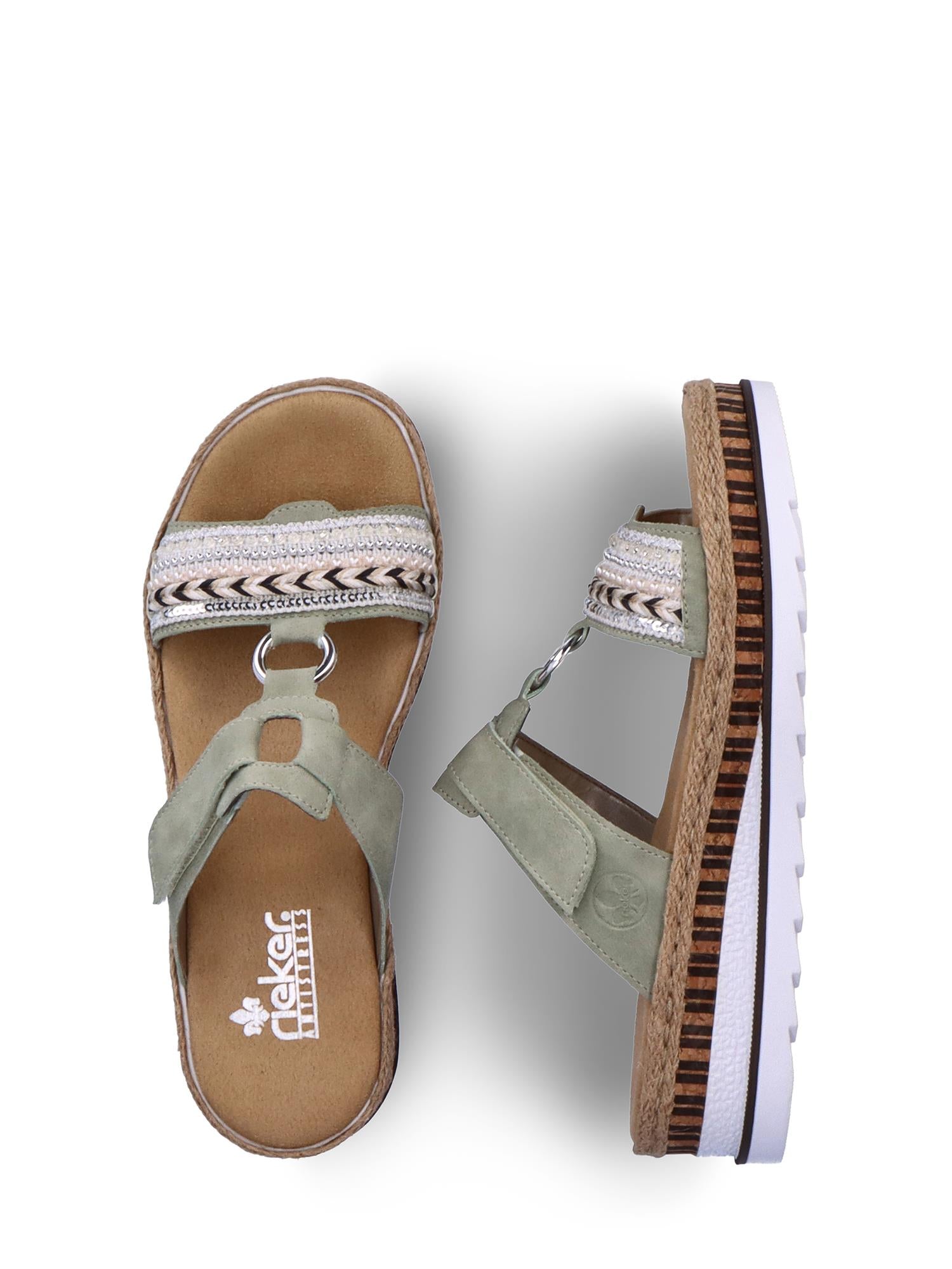 07518 Rieker Nature Soft-sandalen fra Rieker Comfort & Style er en grønn damesandal i semsket skinn med dekorative stropper, korkmønstret kilesåle og hvit, mønstret bunn. Vist mot hvit bakgrunn i både ovenfra og fra siden.