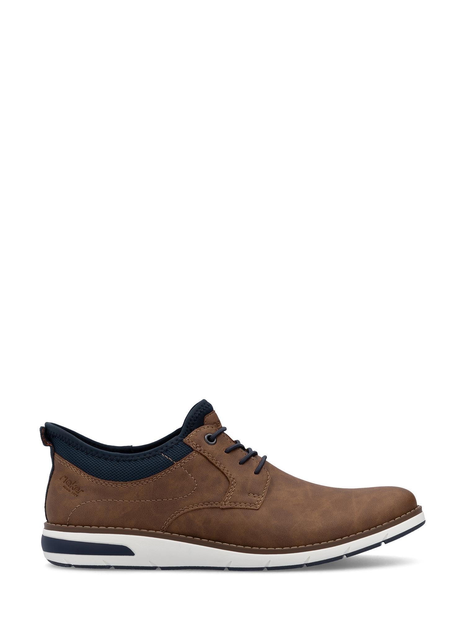02905 Rieker Ready2Go Herresko fra Rieker Comfort & Style er en brun, casual snøresko for menn med komfortbredde, hvit og marineblå gummisåle, mørkeblå krage og sømdetaljer, vist på en hvit bakgrunn.