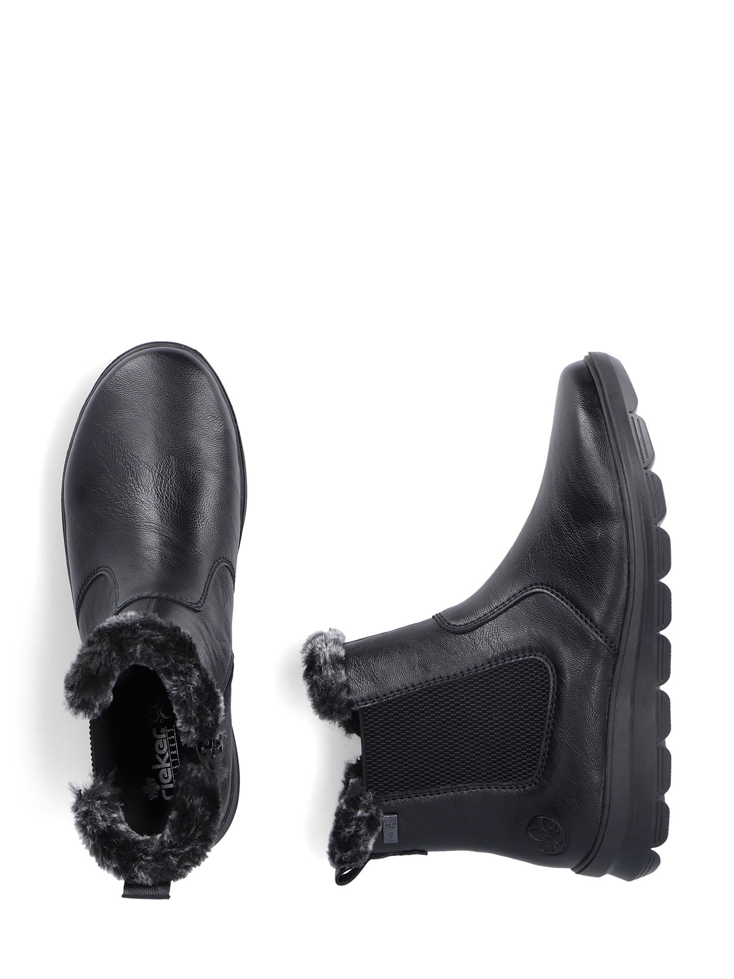 Et par 04829 Rieker Elastic Boots Varmfôret fra Rieker Comfort & Style med imitert pelsfôr, elastiske paneler på sidene og robuste såler. Den ene står oppreist og viser siden, den andre viser den koselige toppåpningen og innsiden.