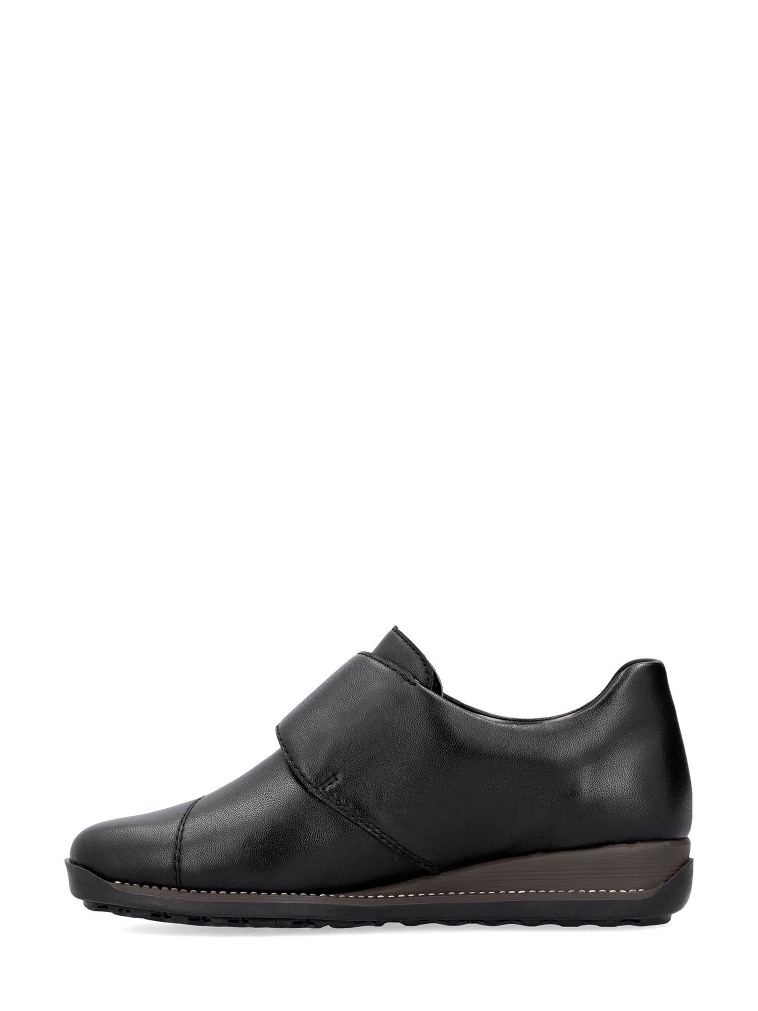 En svart sko fra Rieker Comfort & Style, modell 04996 Rieker Leather Tex-membran, med bred borrelåslukking, lav kilehæl og støtdempende gummisåle vises fra siden mot hvit bakgrunn.