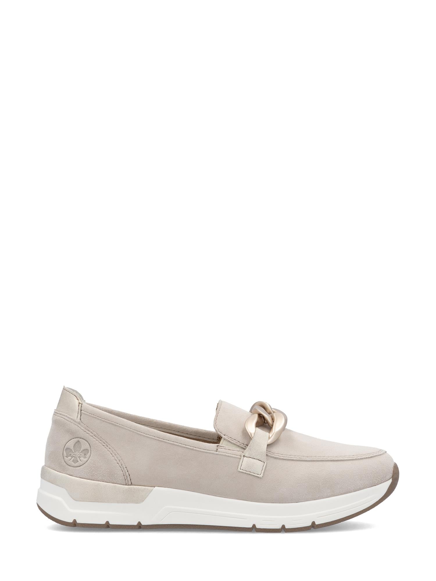 02961 Rieker Soft Elegance Beige Leather loafers fra Rieker Comfort & Style har en hvit såle, dekorativ kjede, subtil logo på hælen og en liten hæl for komfort i et sporty, uformelt slip-on-design.