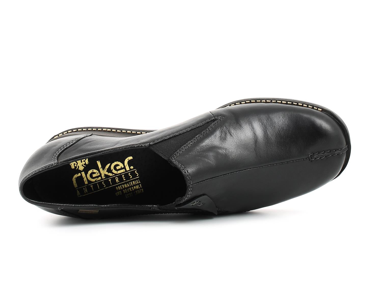 03130 Rieker Classic Walker fra Rieker Comfort & Style er en slip-on-sko i svart skinn med Antistress-logo og tekst på innersålen i gull, samt vannavstøtende detaljer og Rieker-Tex for ekstra beskyttelse.