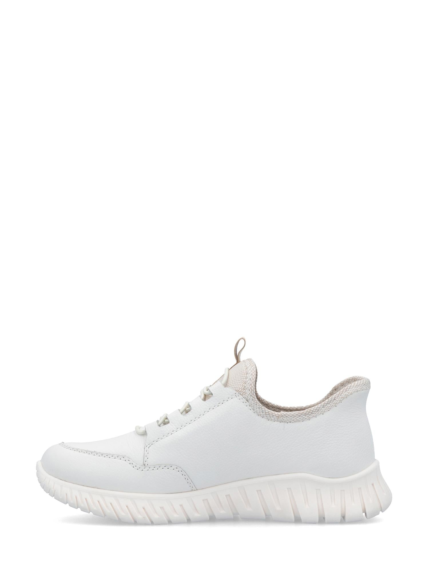 03263 Rieker White Ready2Go Slip-on fra Rieker Comfort & Style er en hvit lavslitt sneaker med en teksturert såle, lysbeige detaljer, trekkflik for enkel bruk og Antistress-teknologi for økt komfort.