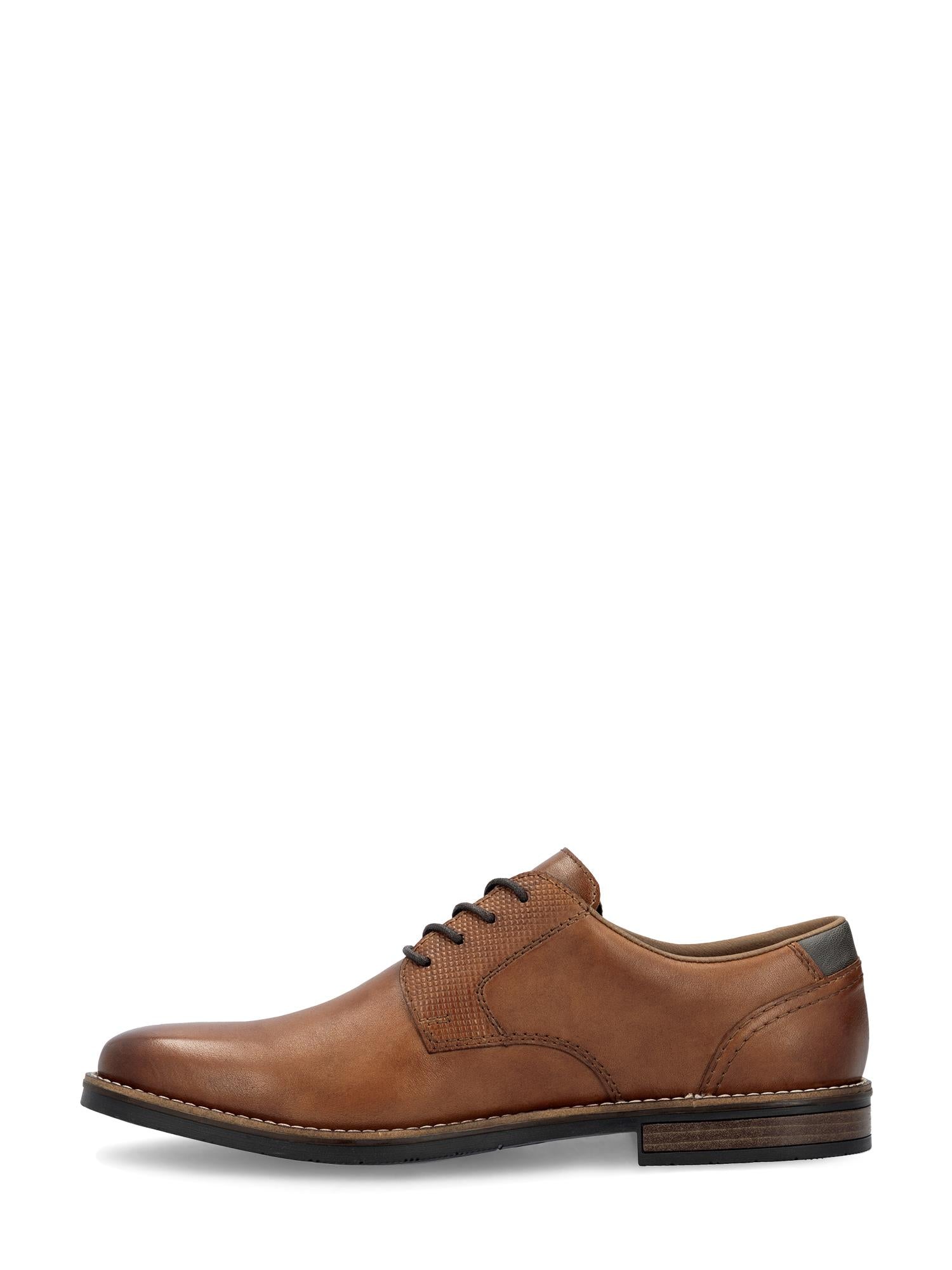 04886 Rieker Classic Leather Brown Dressko fra Rieker Comfort & Style har lisser, lav hæl og teksturerte detaljer for klassisk design og komfortabel bruk, vist i profil mot en hvit bakgrunn.