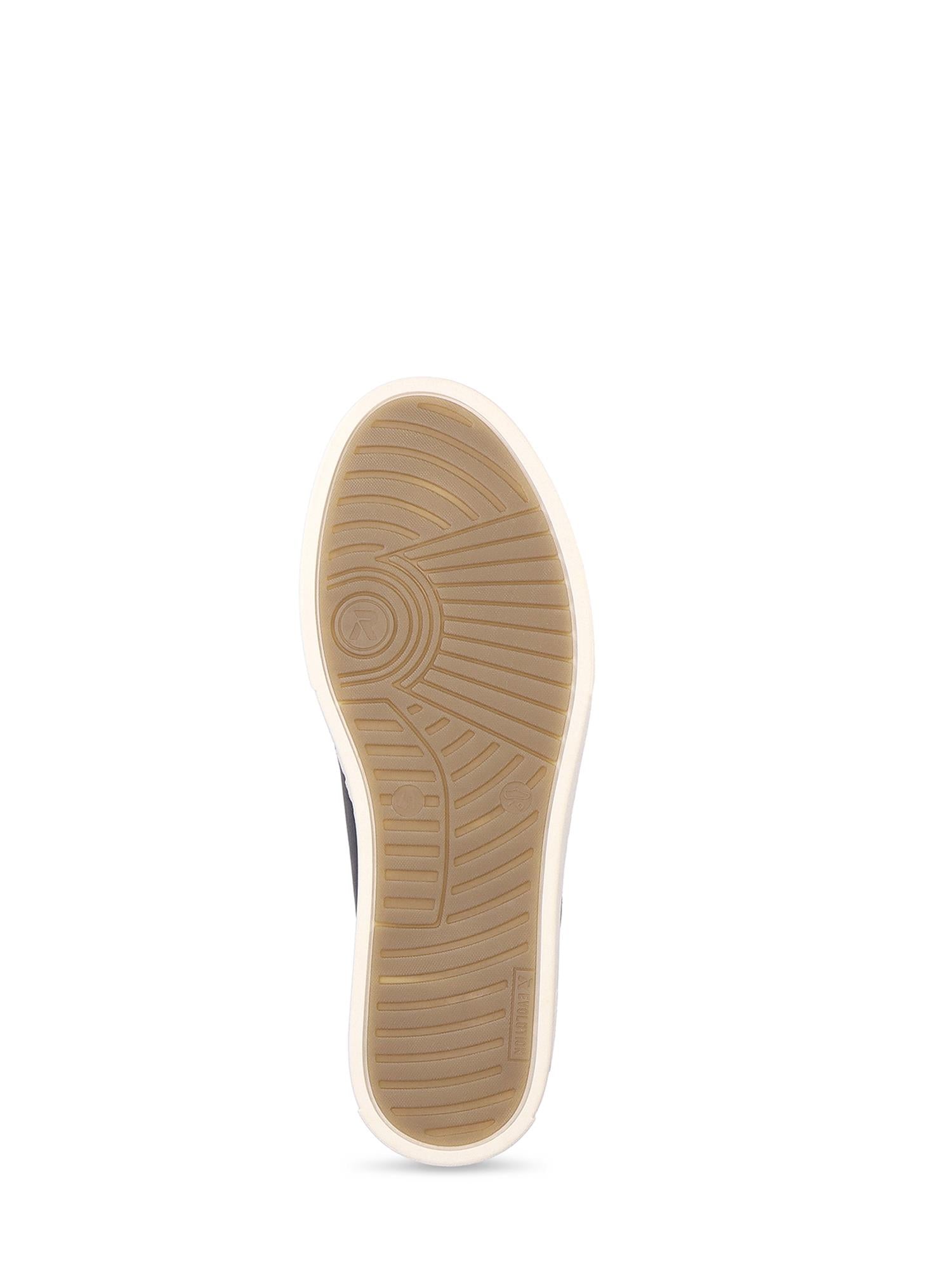 Bildet viser et enkelt Rieker Sport 04510 Rieker-Evolution Nautic Sneaker sett nedenfra, med en lysebrun gummisåle, innersåle i memory foam, lineært mønster og hvit ytterkant på en hvit bakgrunn.