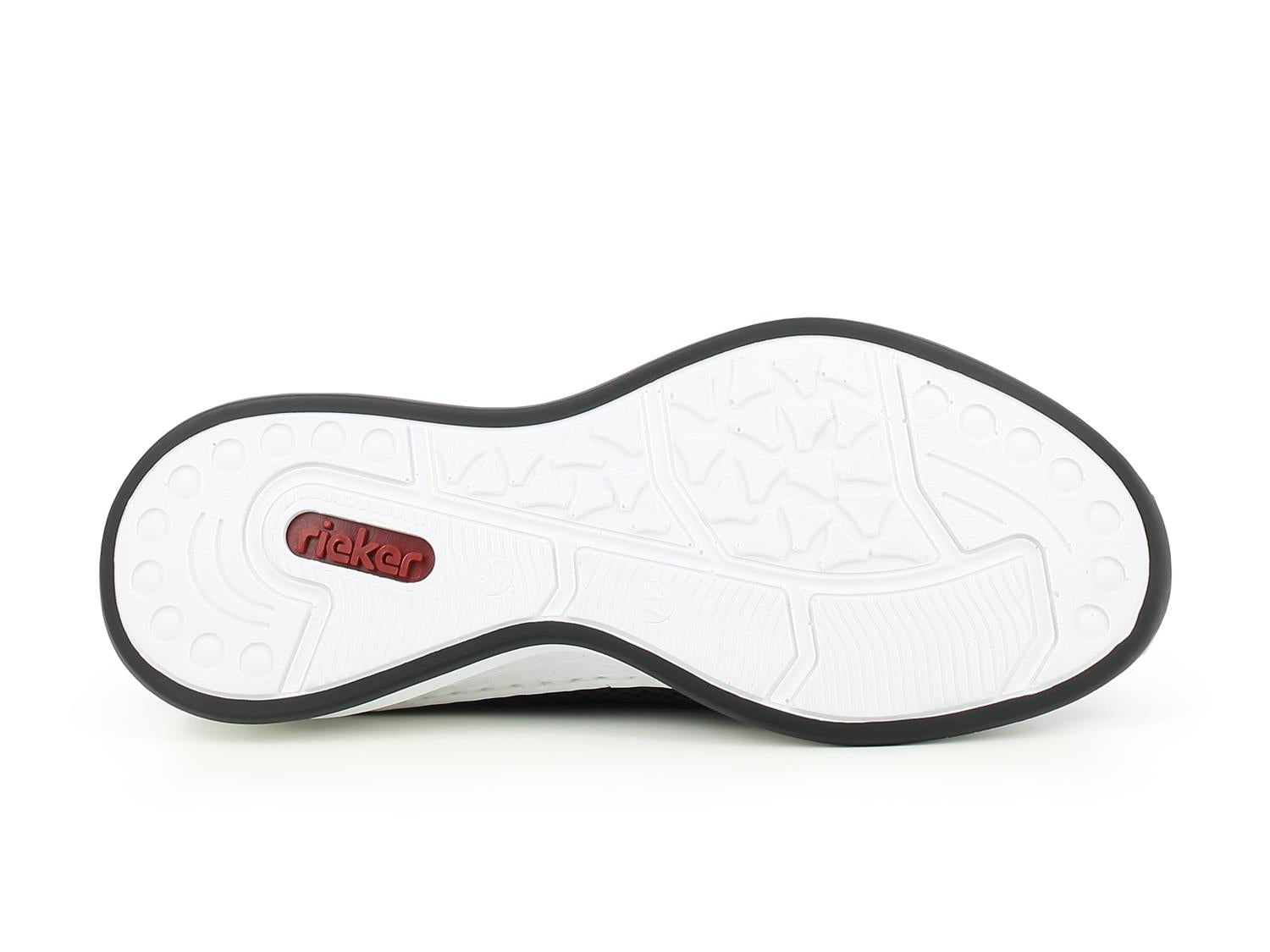 Bildet viser den hvite, støtdempende sålen til 03600 Rieker Airy Blue fra Rieker Comfort & Style, med en svart ytterkant, rød Rieker-etikett og et mønster av sirkler, linjer og stjerneformer.