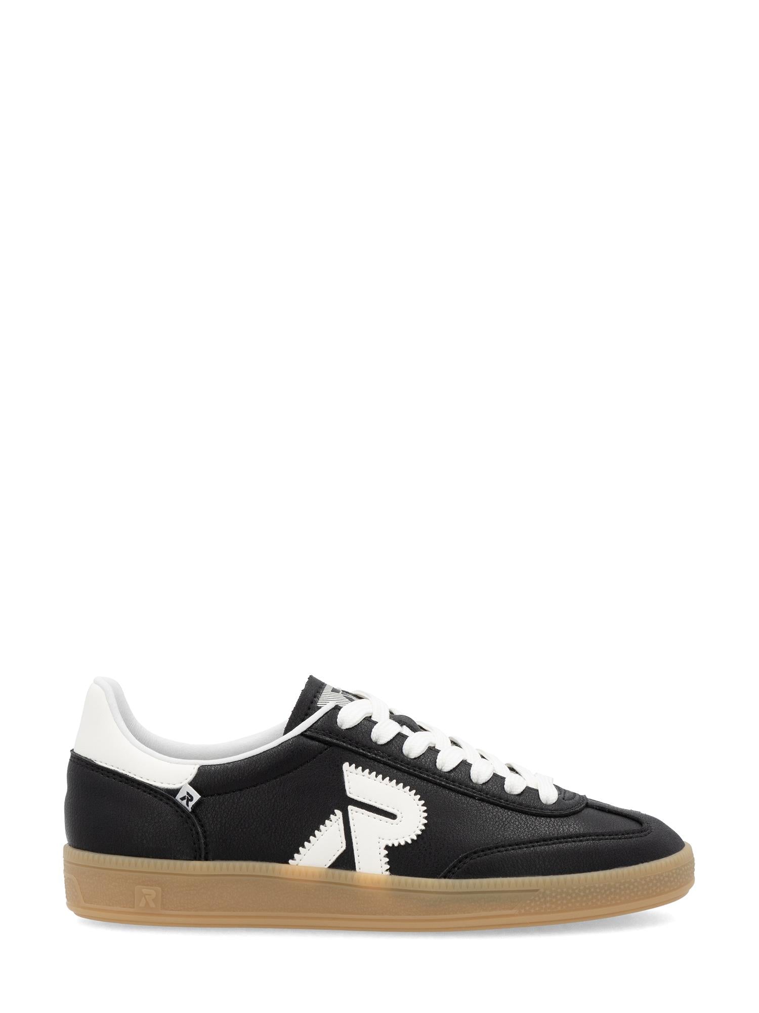 Rieker Sport 03470 San Diego skinnsneaker for kvinner har en svart overdel, hvite detaljer, lisser, sikksakklogo, hælflik og en lysebrun gummisåle. Vises i sideprofil mot en vanlig hvit bakgrunn.