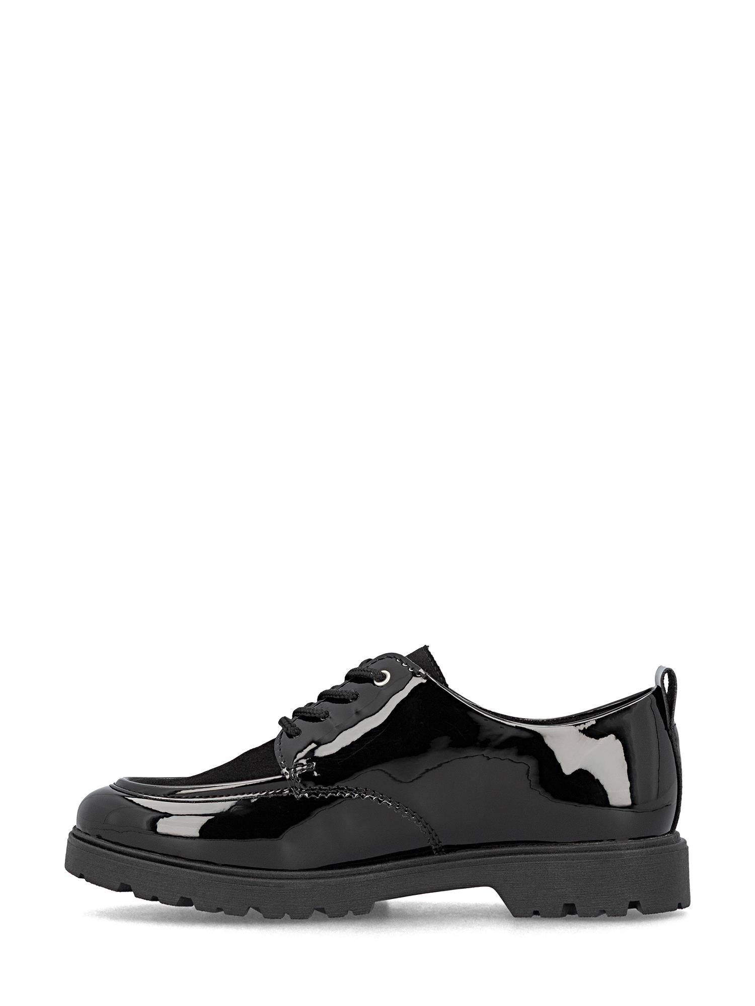 04283 Rieker Alina Derbysko fra Rieker Comfort & Style er en svart snøresko i lakkskinn med en chunky skinnsåle, her vist fra siden mot en hvit bakgrunn.