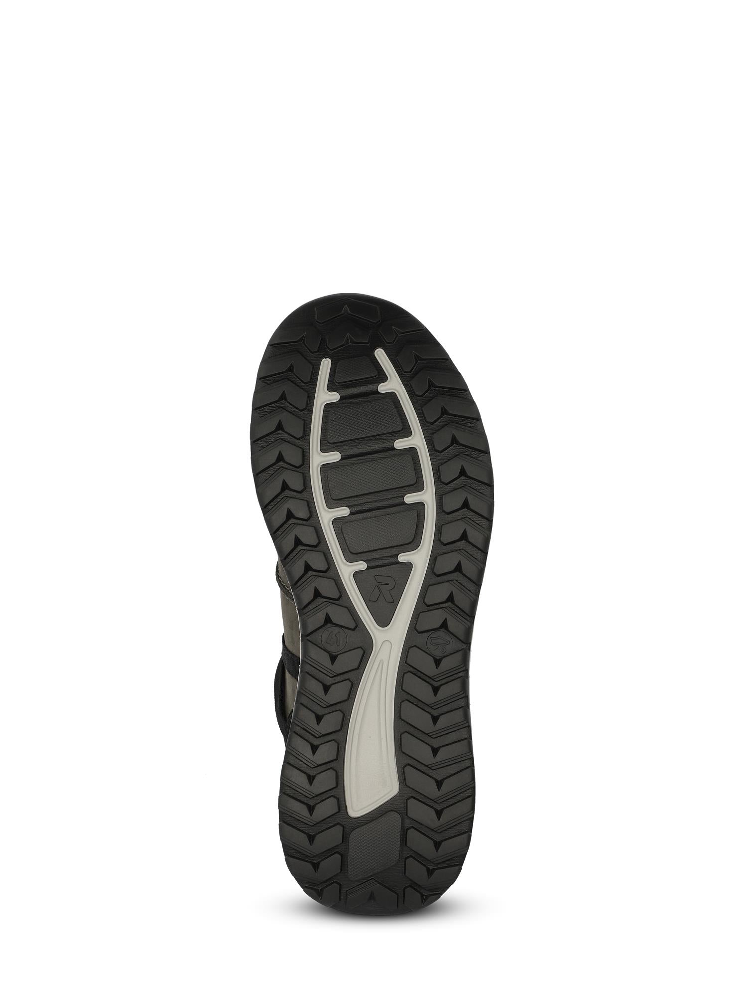 Bildet viser undersiden av en enkelt svart og grå Rieker Sport 04504 Evolution Peak Sneaker Waterproof, med fremheving av den teksturerte gummisålen med dype mønstre, RevolutionSoft-demping, riller og hevede partier mot en hvit bakgrunn.